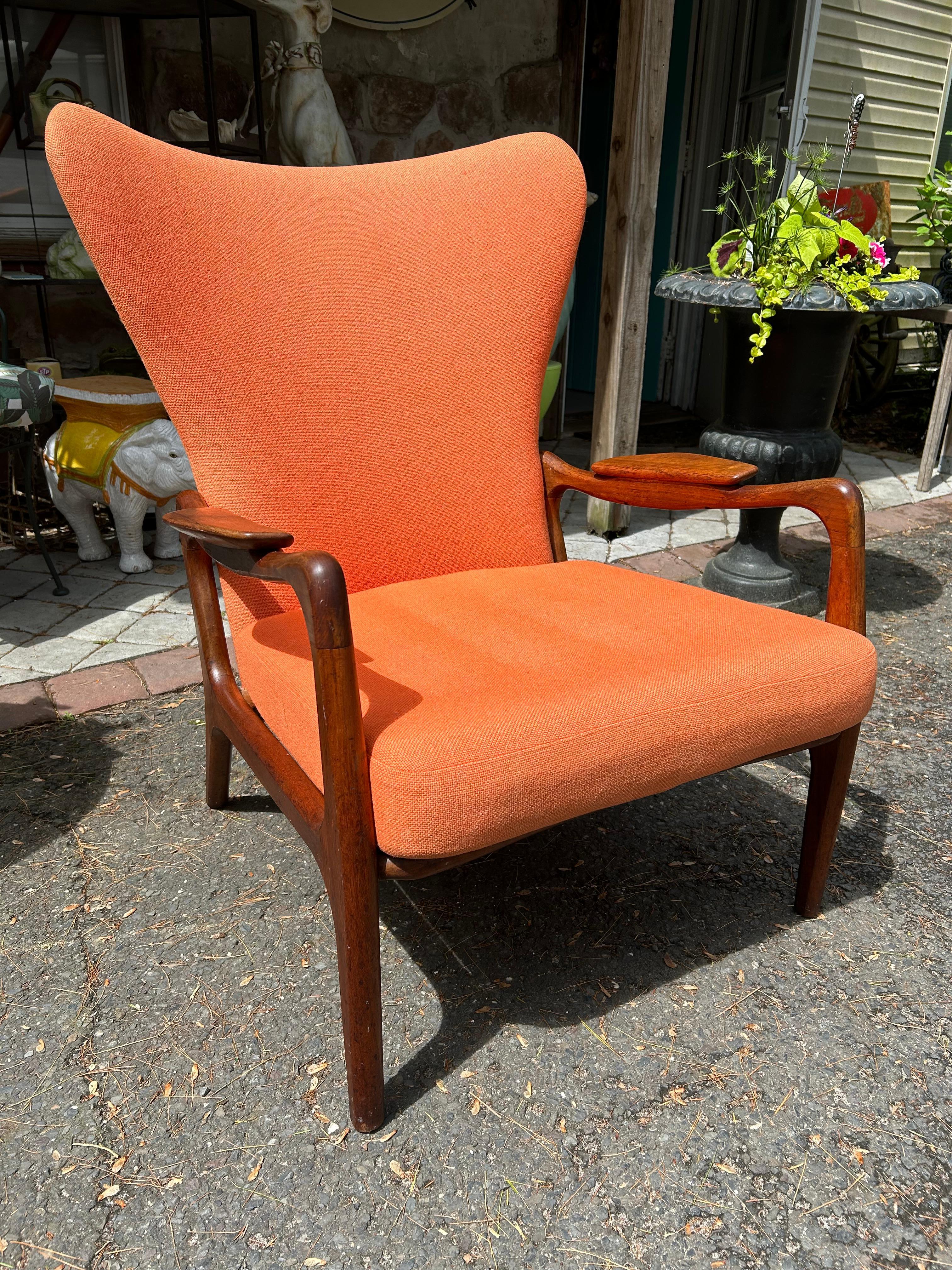 Milieu du XXe siècle Chaise longue en noyer sculpturale à dossier en aile Adrian Pearsall Mid-Century en vente