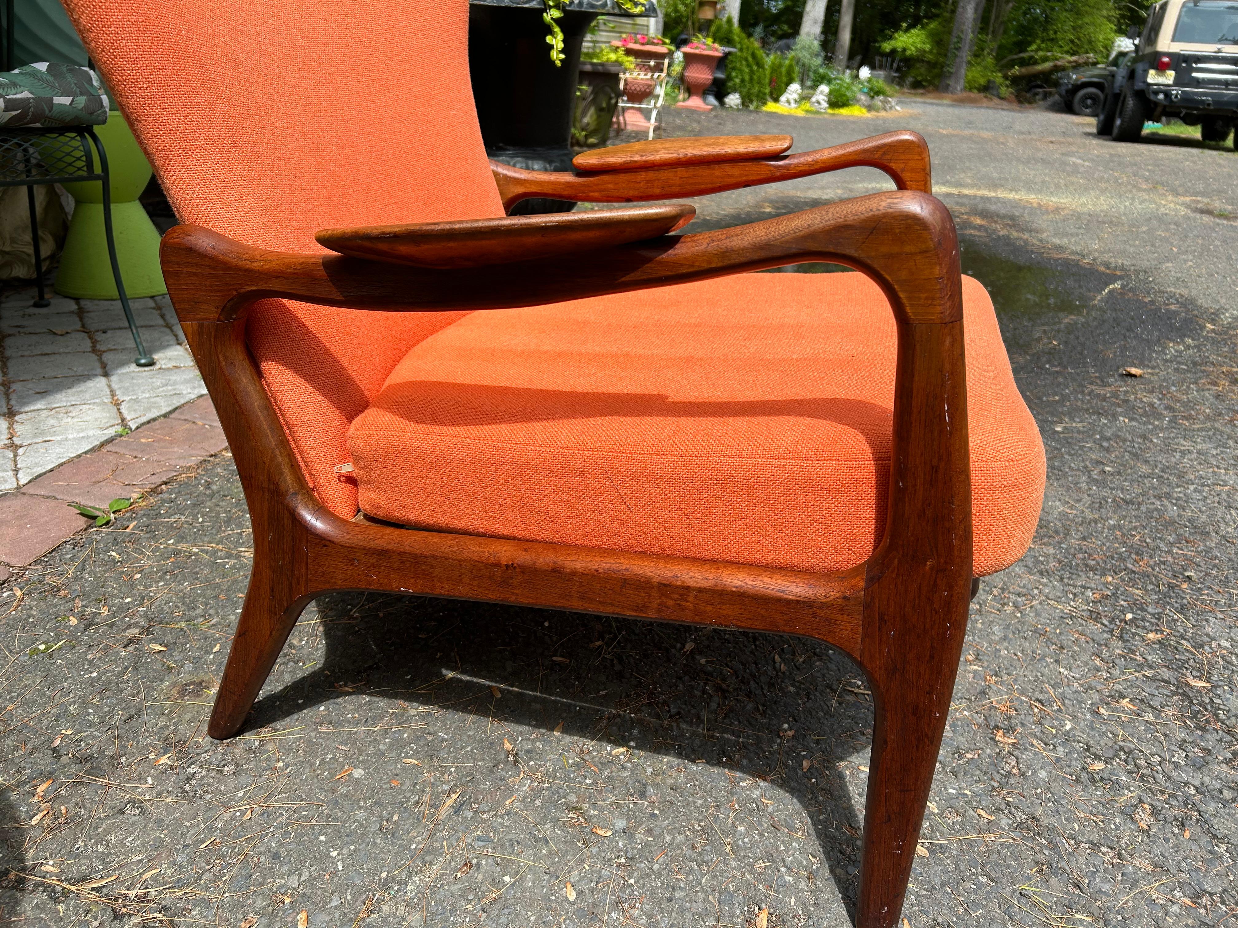 Tissu d'ameublement Chaise longue en noyer sculpturale à dossier en aile Adrian Pearsall Mid-Century en vente