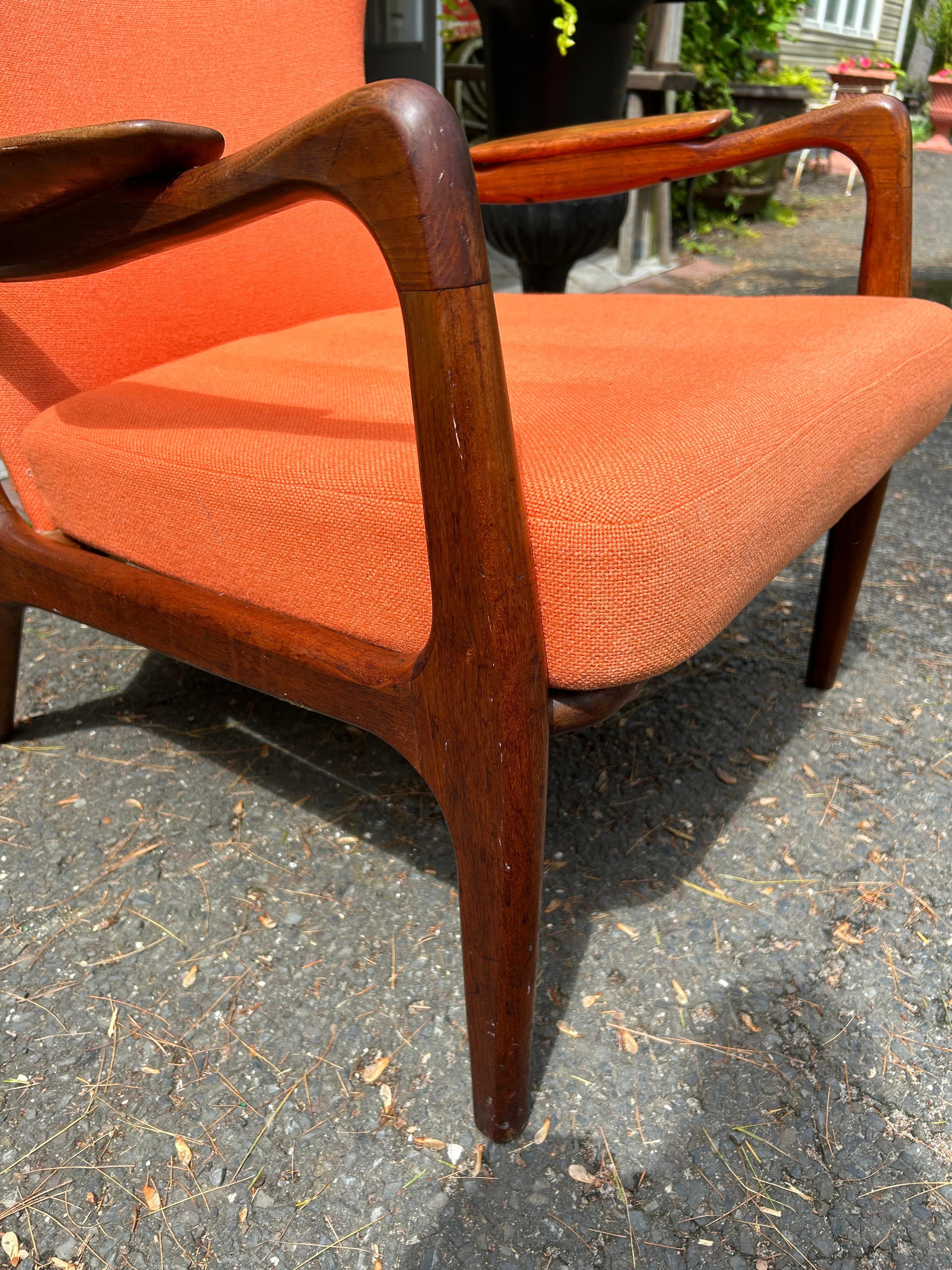 Chaise longue en noyer sculpturale à dossier en aile Adrian Pearsall Mid-Century en vente 1