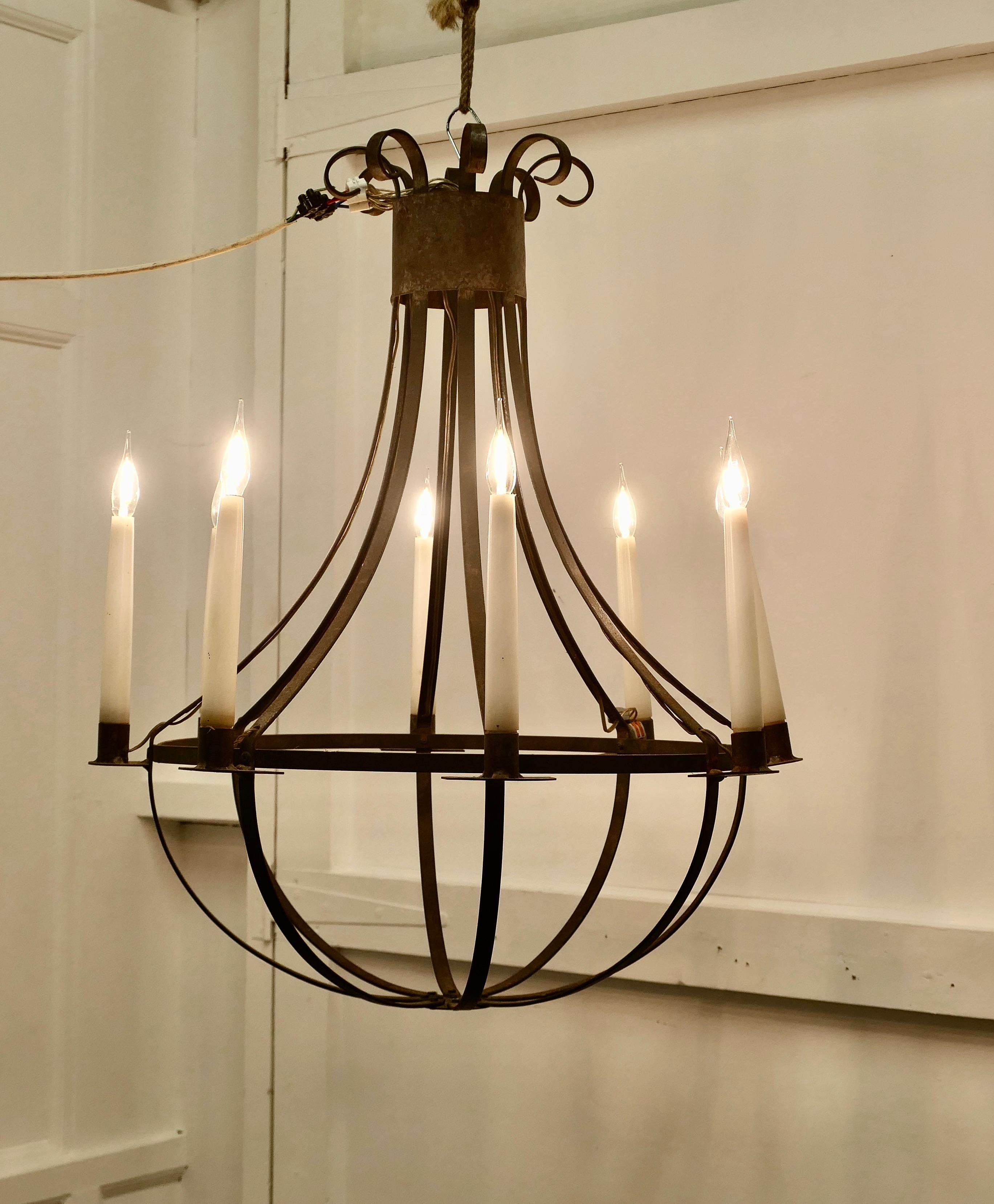 Elegante y Estética Luz de Balón Grande de Herrería

Un impresionante diseño único, la luz viene de Francia, está hecha a mano con forma de globo volador, está creada con tiras de metal que se enroscan en la parte superior y está conectada a la