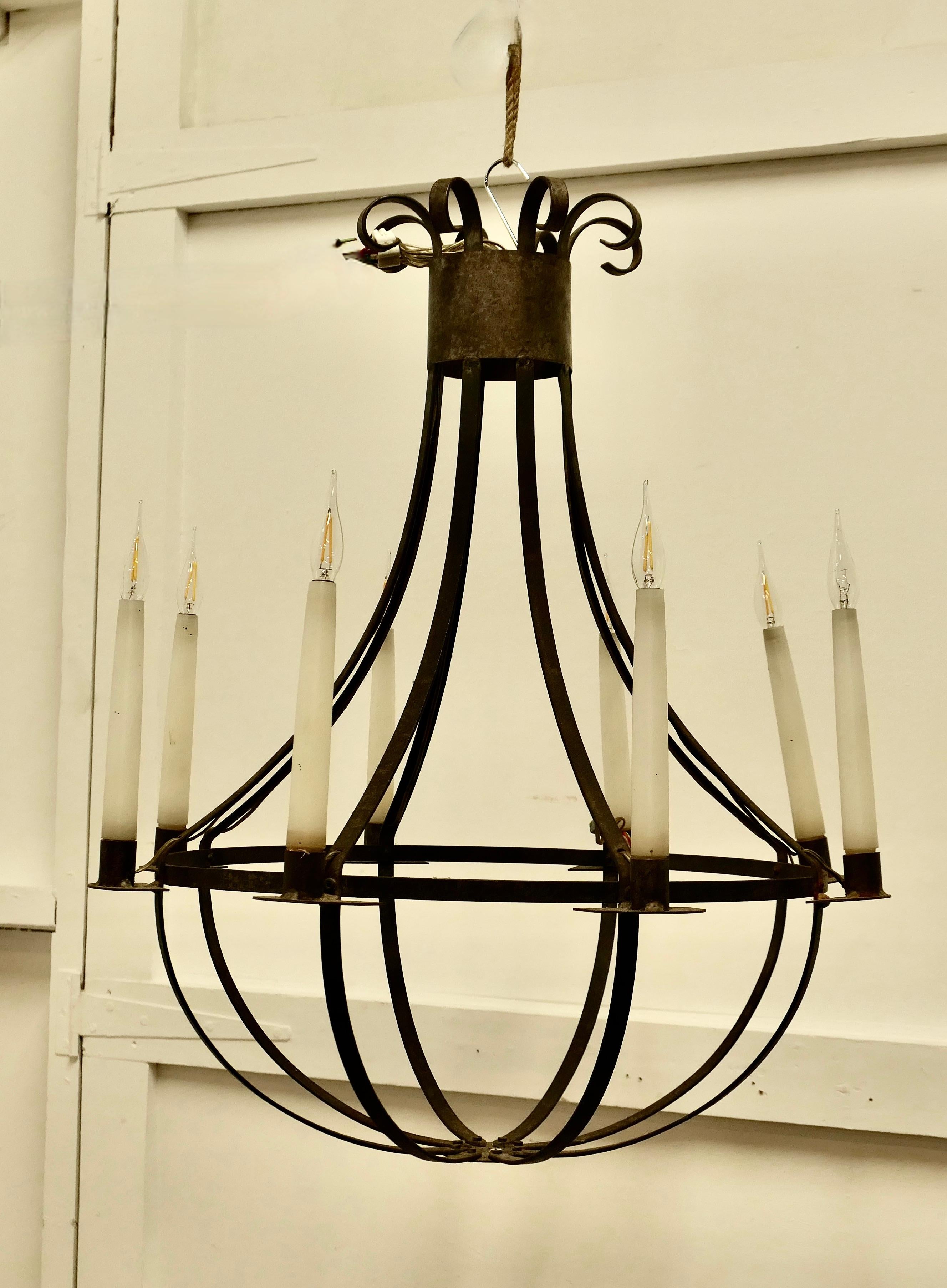 Elegante y Estética Luz de Balón Grande de Herrería  Un impresionante diseño único finales del siglo XX en venta