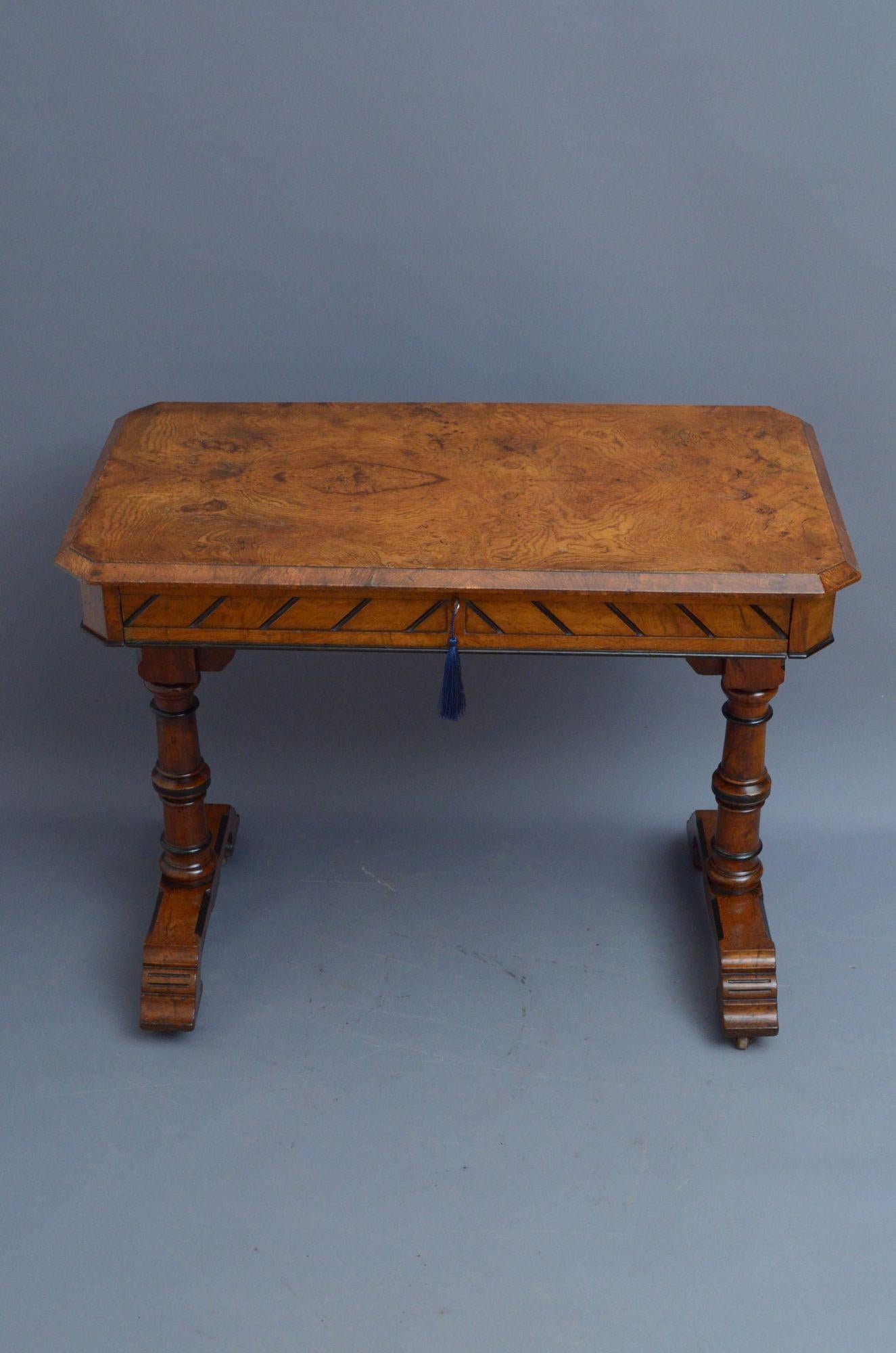 Sn5498 Stilvoller viktorianischer Eichenholztisch mit einer atemberaubenden Eichenholztischplatte mit abgeschrägten Ecken über einer geschnitzten Friesschublade, die mit einem funktionierenden Originalschloss und einem Schlüssel ausgestattet ist. Er
