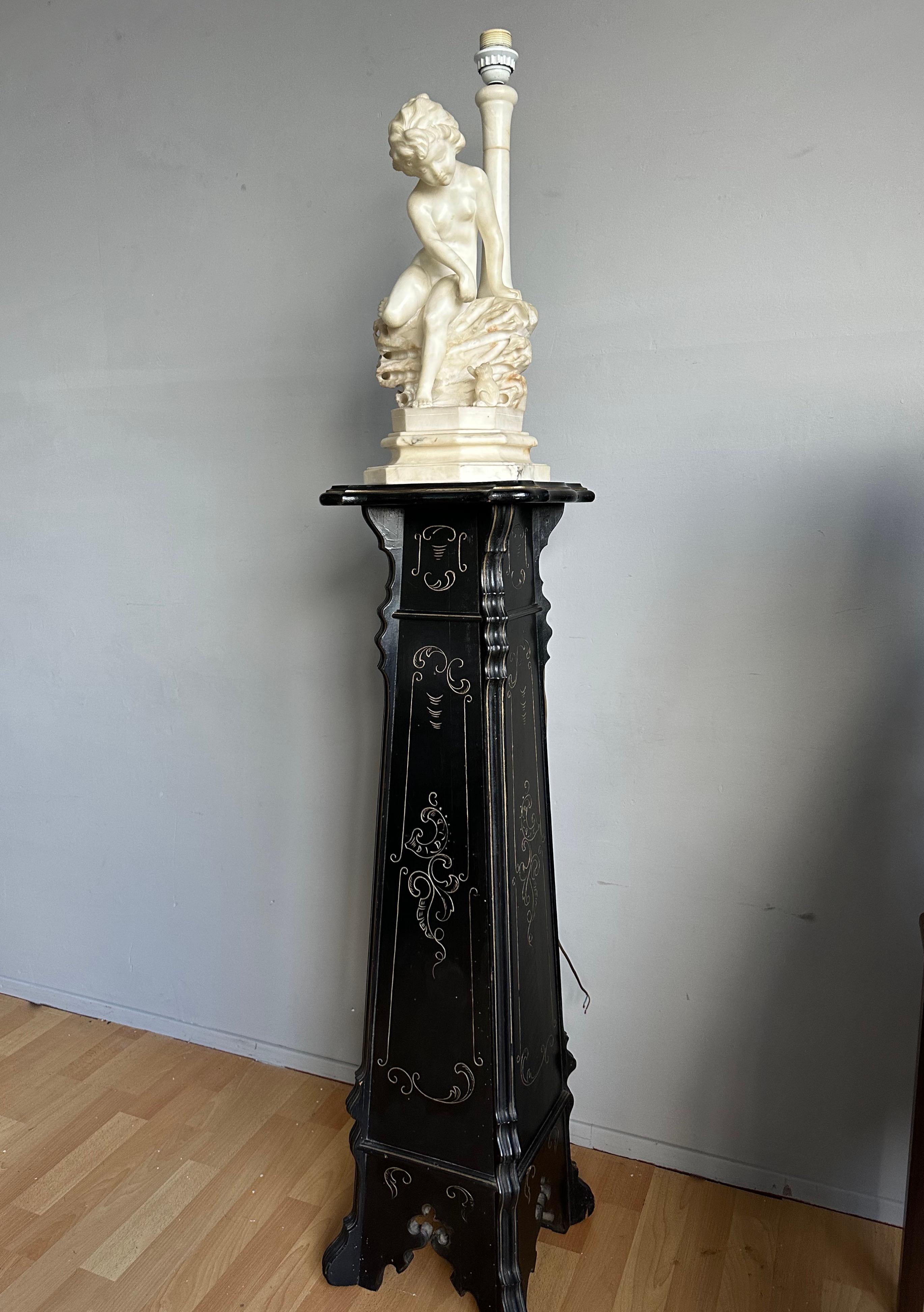 Hêtre Elégant et superbe Stand / The Pedestal pour fleurs, plantes ou sculptures, anciennement ébonisé en vente