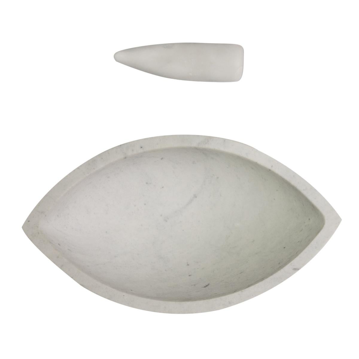 Eye is a modern variant in shape and size of an evergreen, the mortar, a kitchen tool turned into a design object, with sculptural elegance. With a simple oscillating movement, the pest mills fresh food, spices and salt, keeping intact their