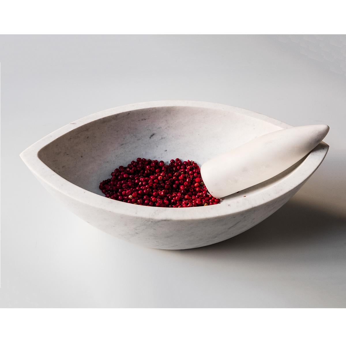 Stylish and Luxurious Carrara Marble Mortar Eye For Sale 1