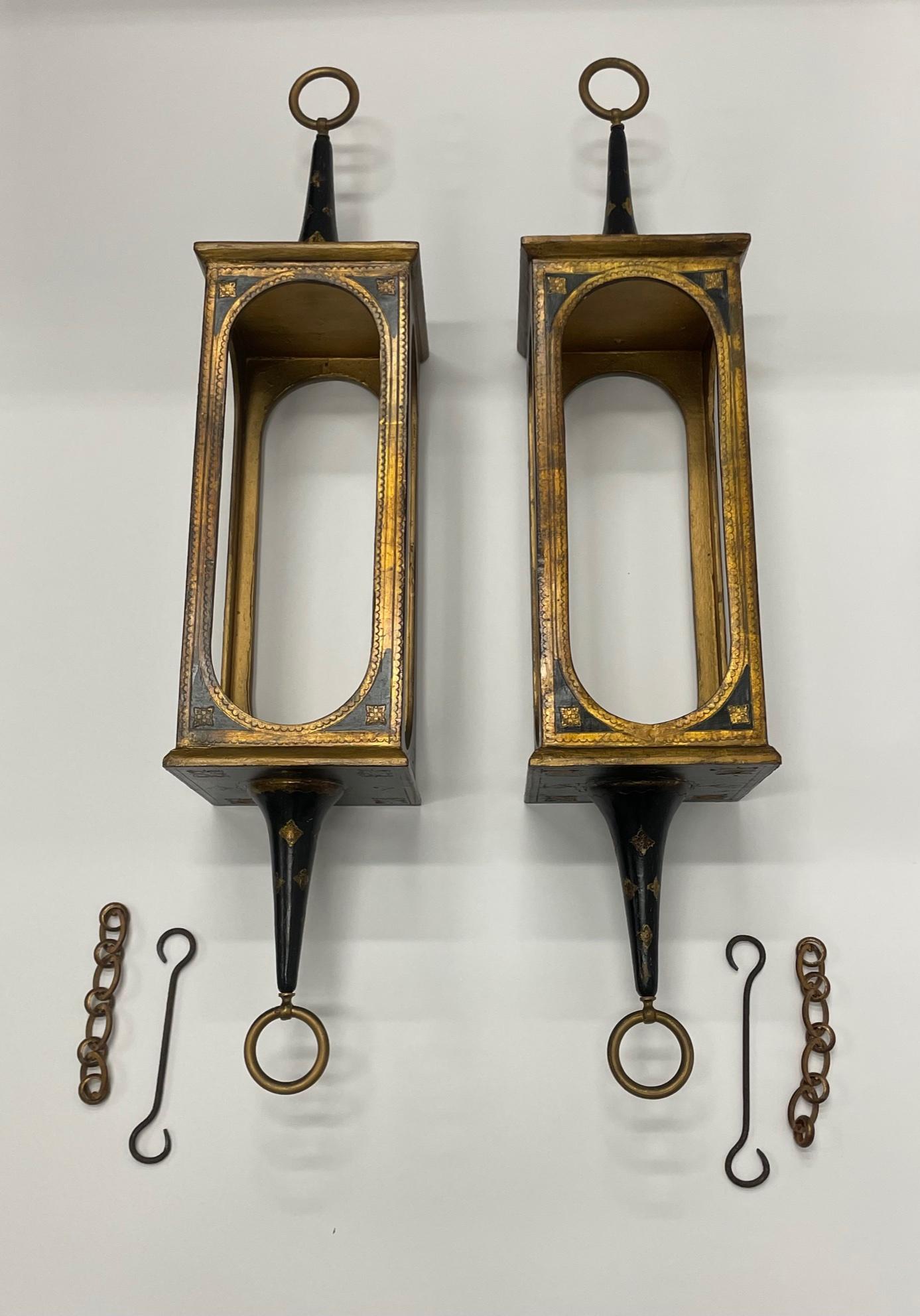 Elegante e Inusual Pareja de Faroles Colgantes Venecianos Ebonizados y Dorados Italiano en venta