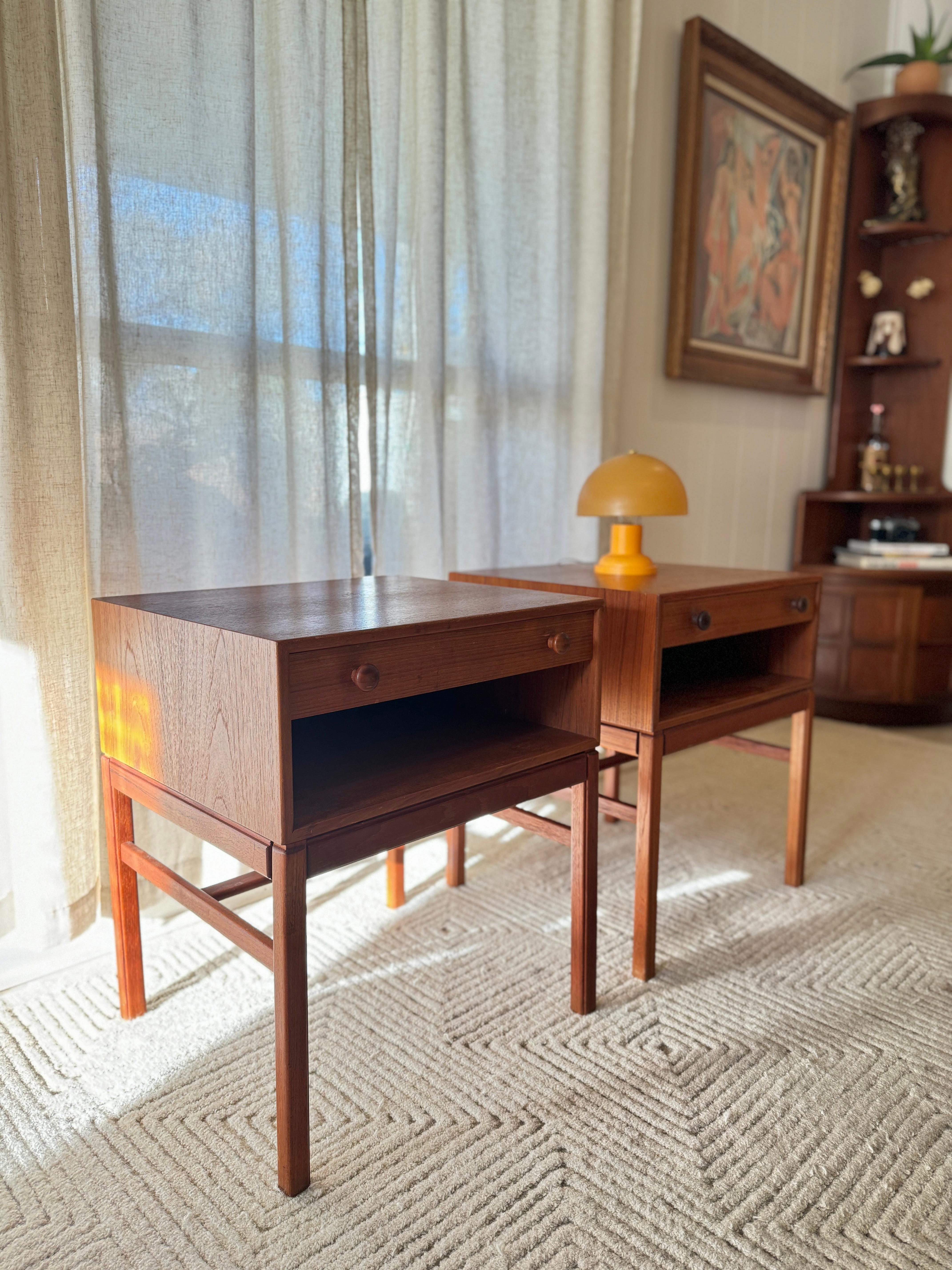 Stylish and very well made mid century modern  side tables in teak, circa 1960s For Sale 2