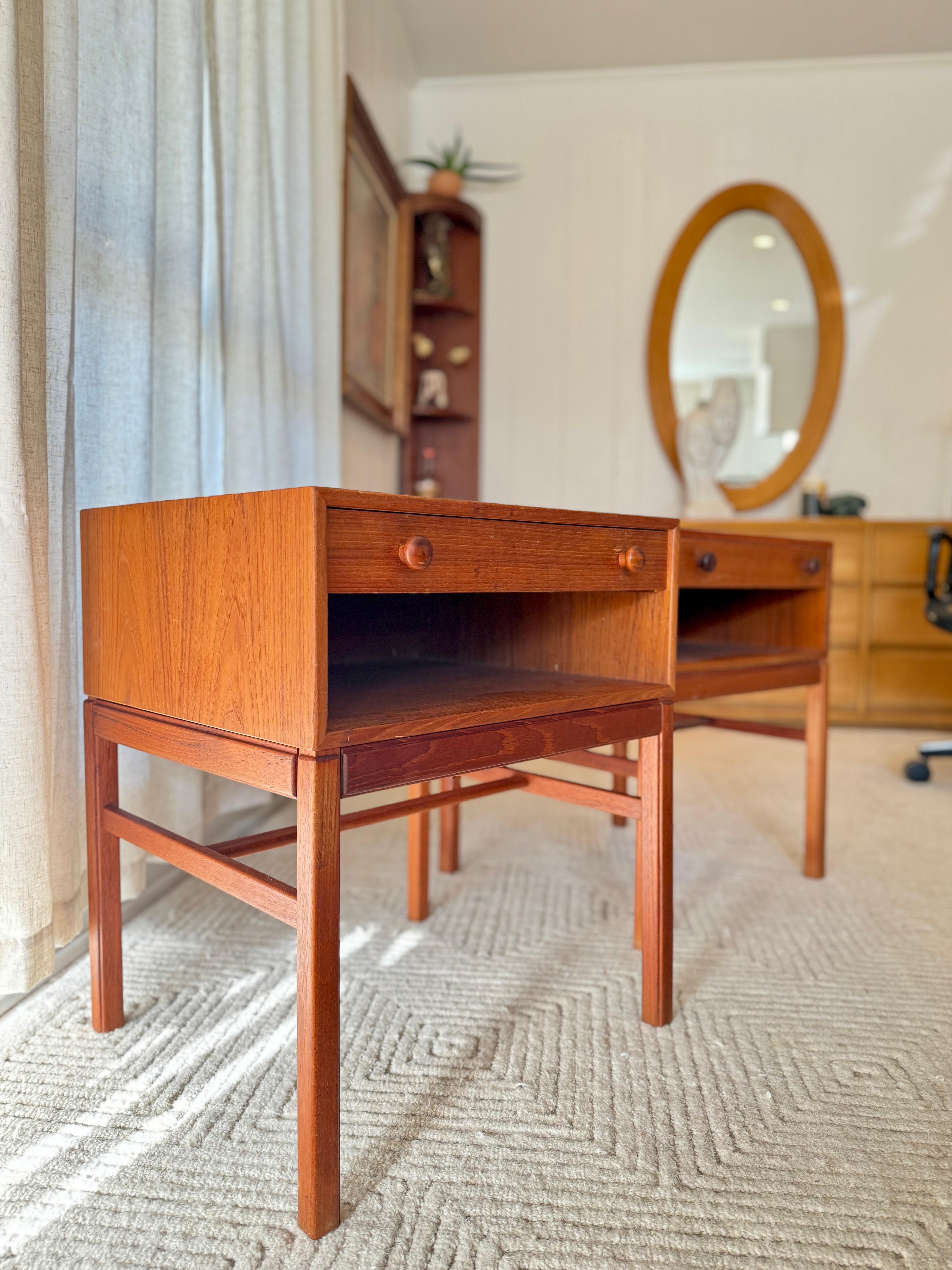 Stylish and very well made mid century modern  side tables in teak, circa 1960s For Sale 4