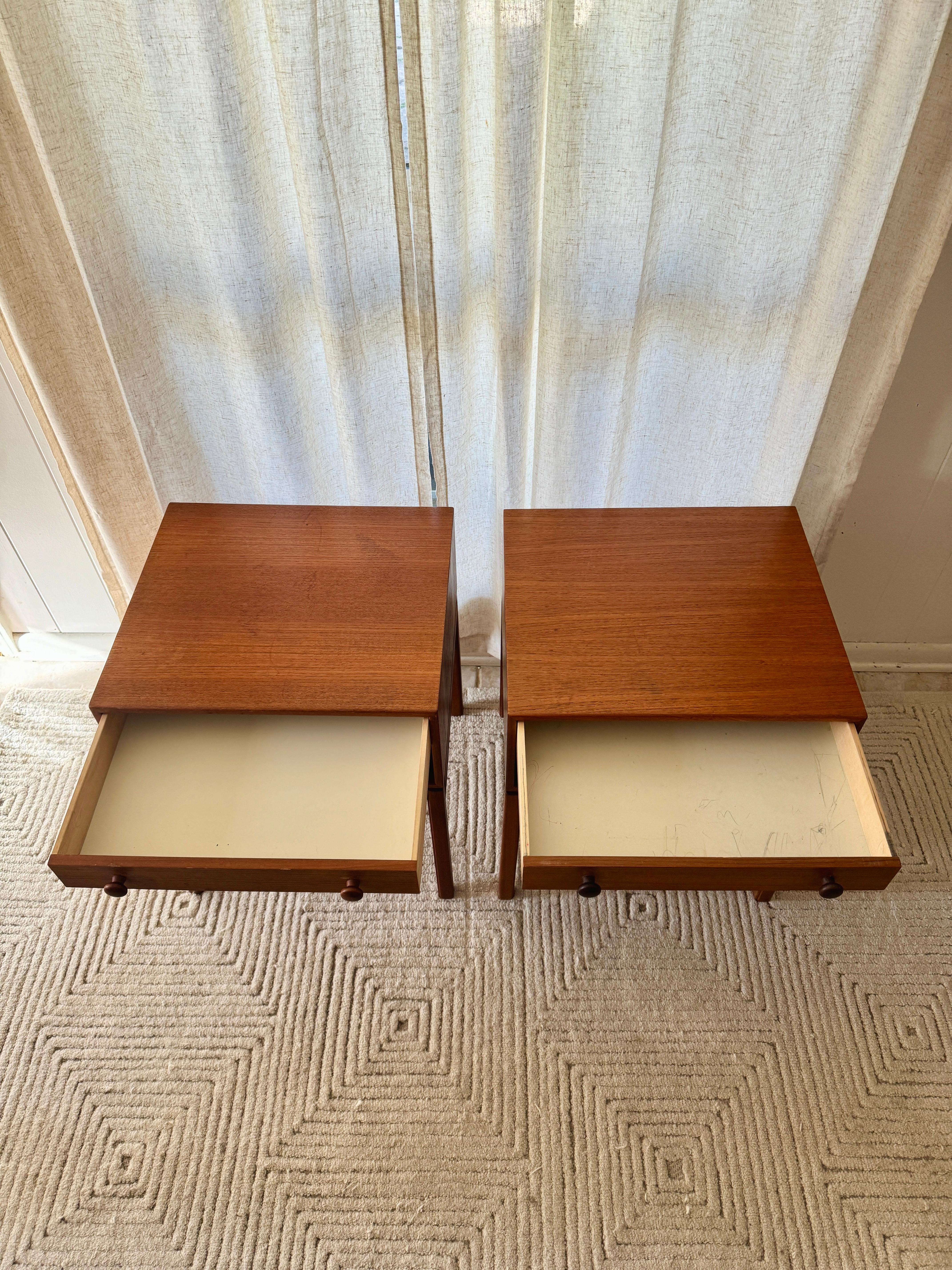 Stylish and very well made mid century modern  side tables in teak, circa 1960s For Sale 6