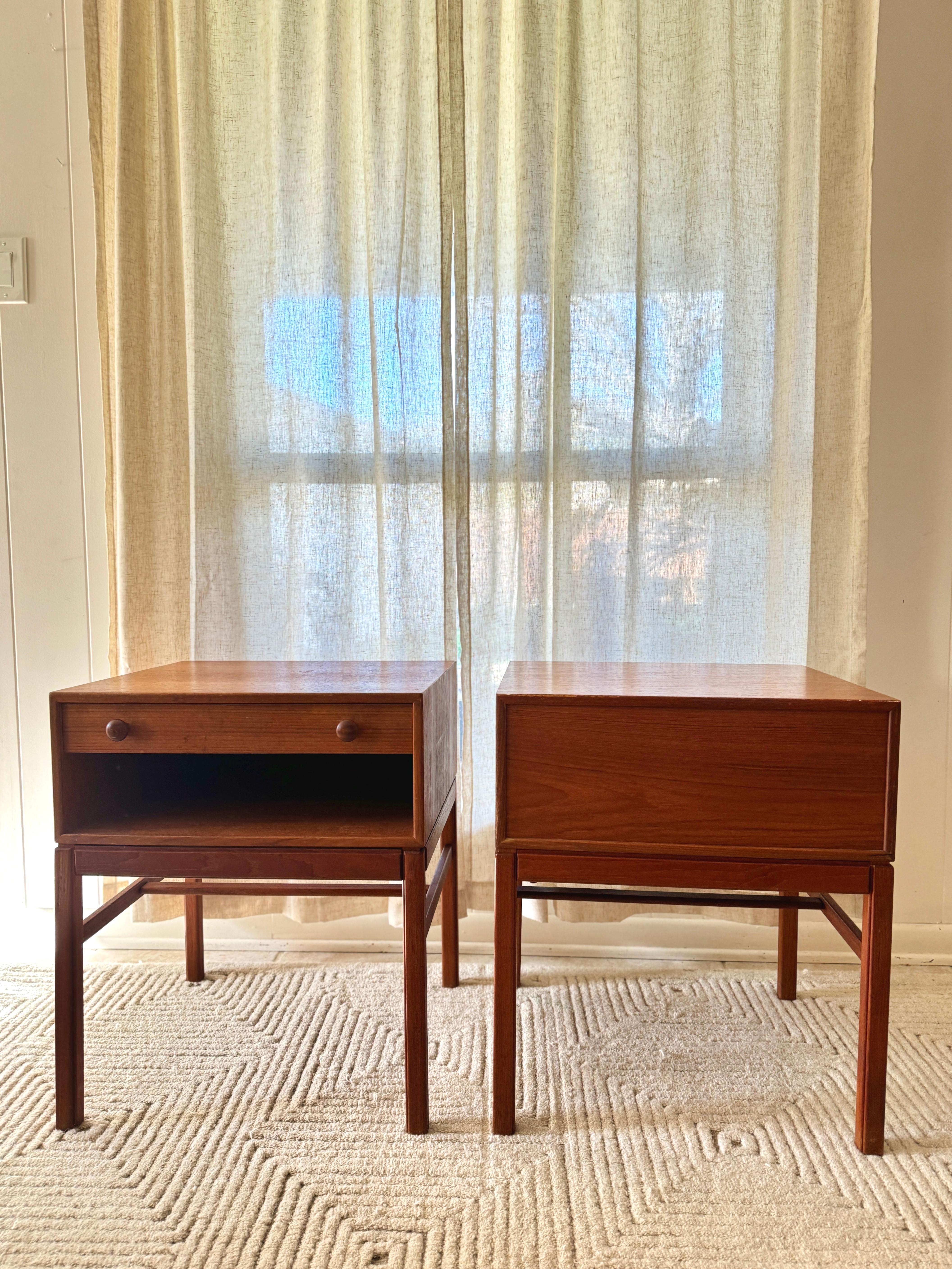Stylish and very well made mid century modern  side tables in teak, circa 1960s For Sale 8