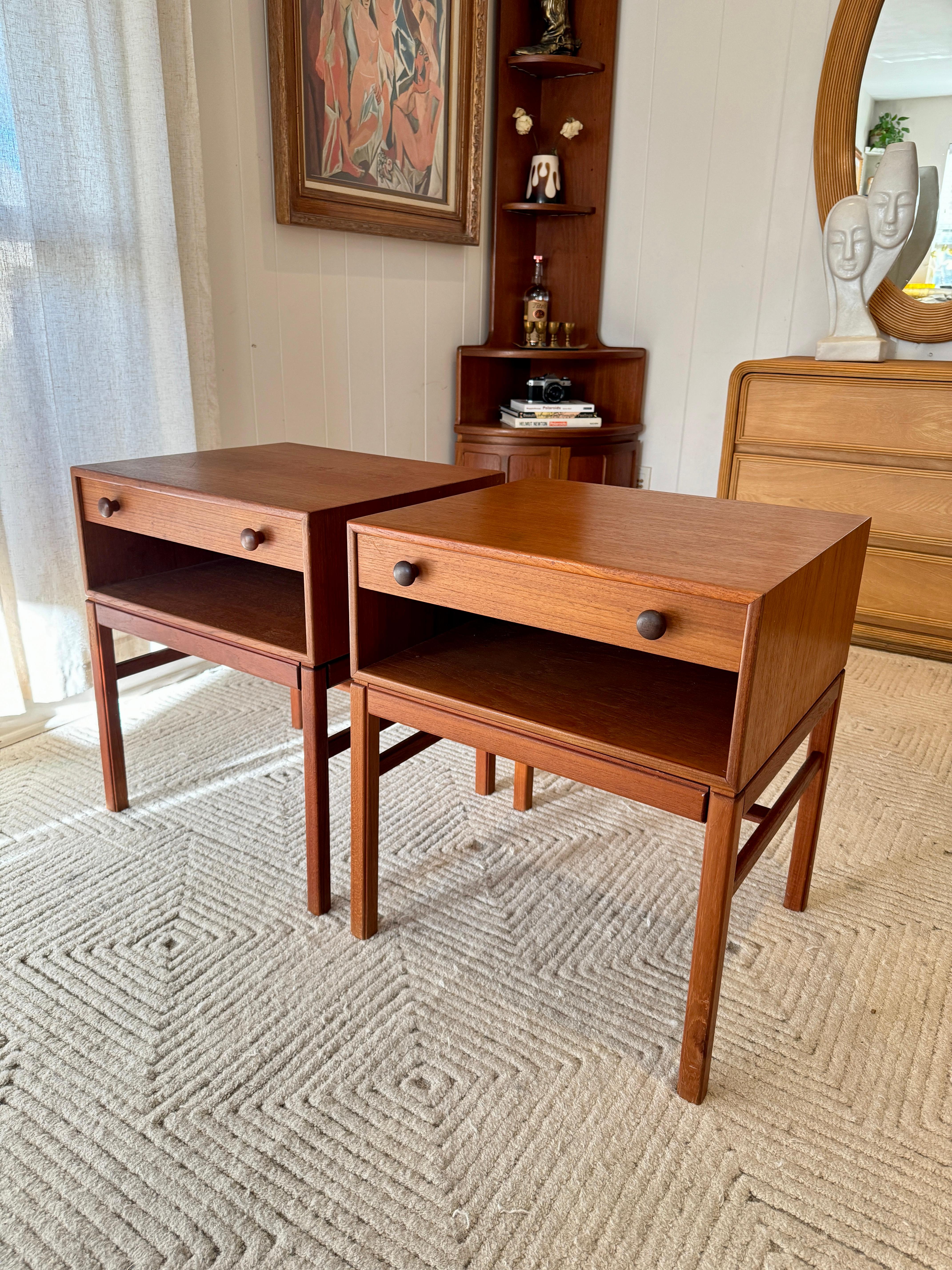Stylish and very well made mid century modern  side tables in teak, circa 1960s In Good Condition For Sale In Houston, TX