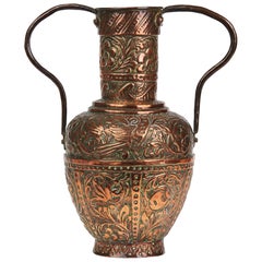 Vase en cuivre antique asiatique à deux anses en forme de repousse:: 19e siècle