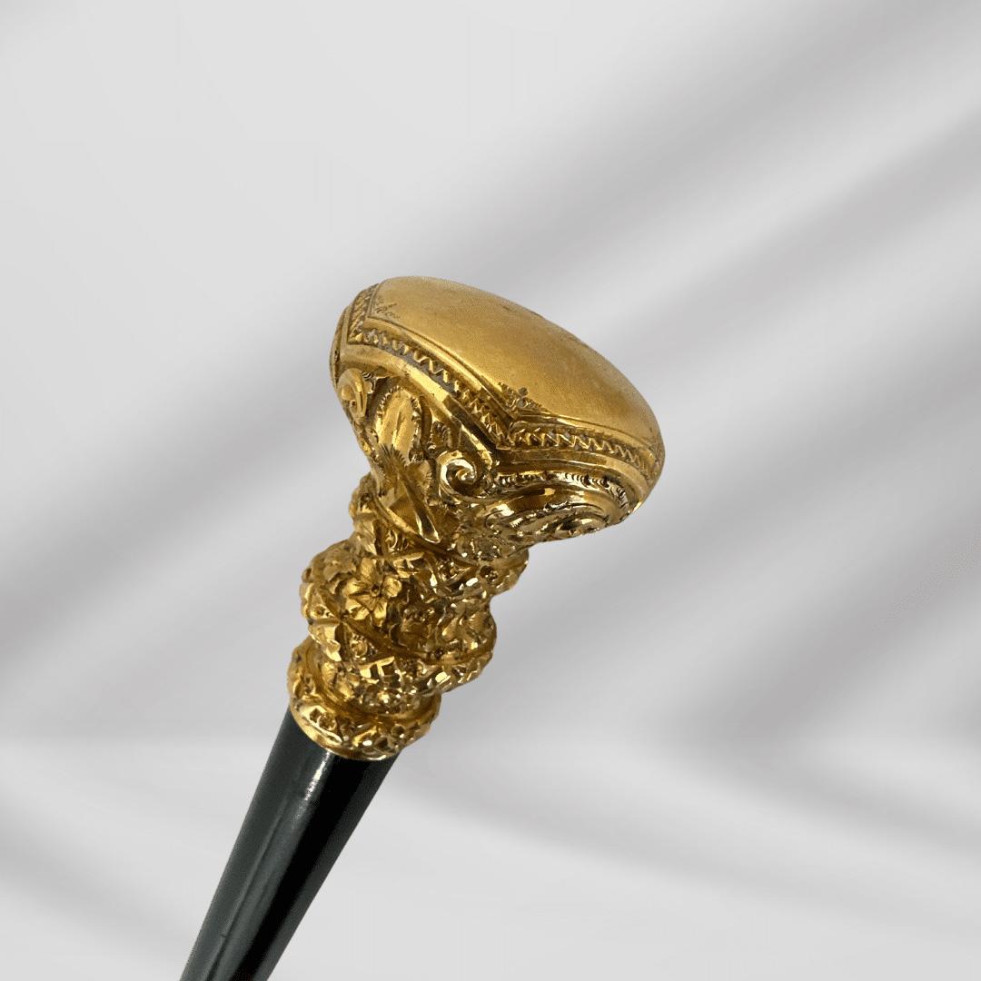 Stylish Antique Carved Gold Plate Knob Handle Walking Stick Cane Black

The Crown shaped pommel-style handle on this exquisite antique walking cane gives it an unmistakably dramatic flair. The multi-tiered collar gradually builds to the ornate