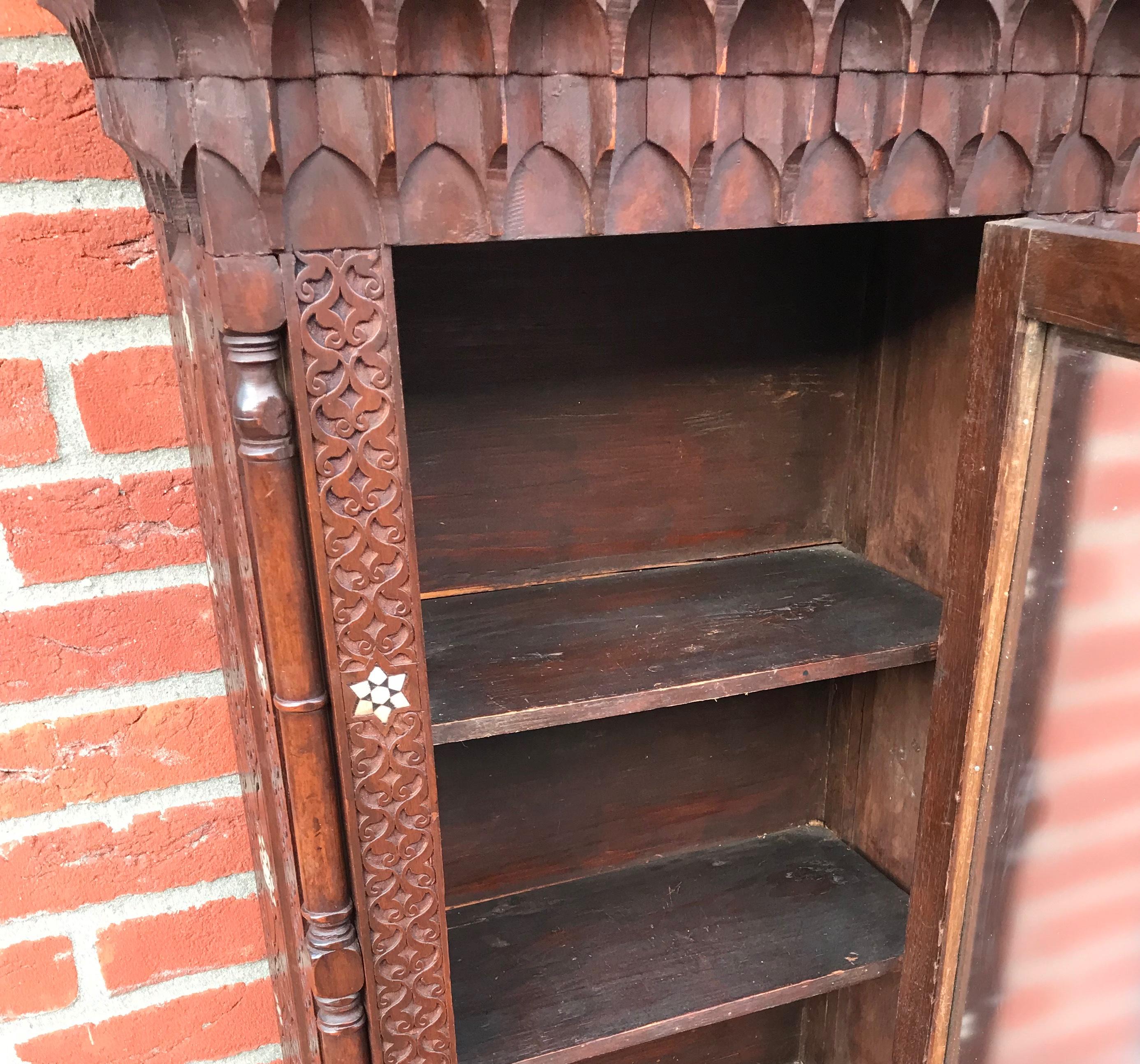 Stylish Antique Eastern Style Wooden Wall Hanging Cabinet with Intricate Details Vidrio en venta