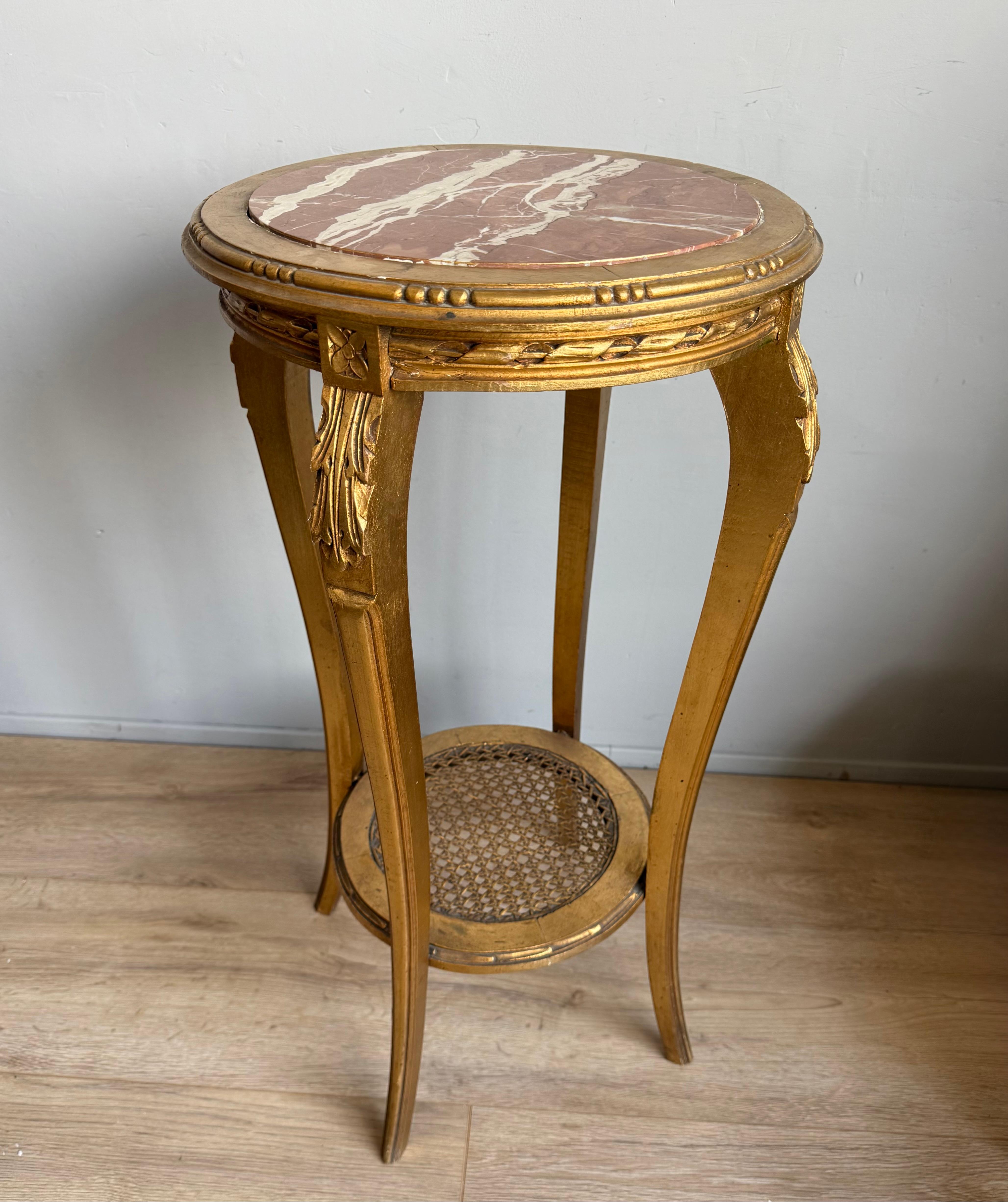 Elegante mesa auxiliar francesa Luis XVI, madera dorada y tapa de mármol rojo en venta 3