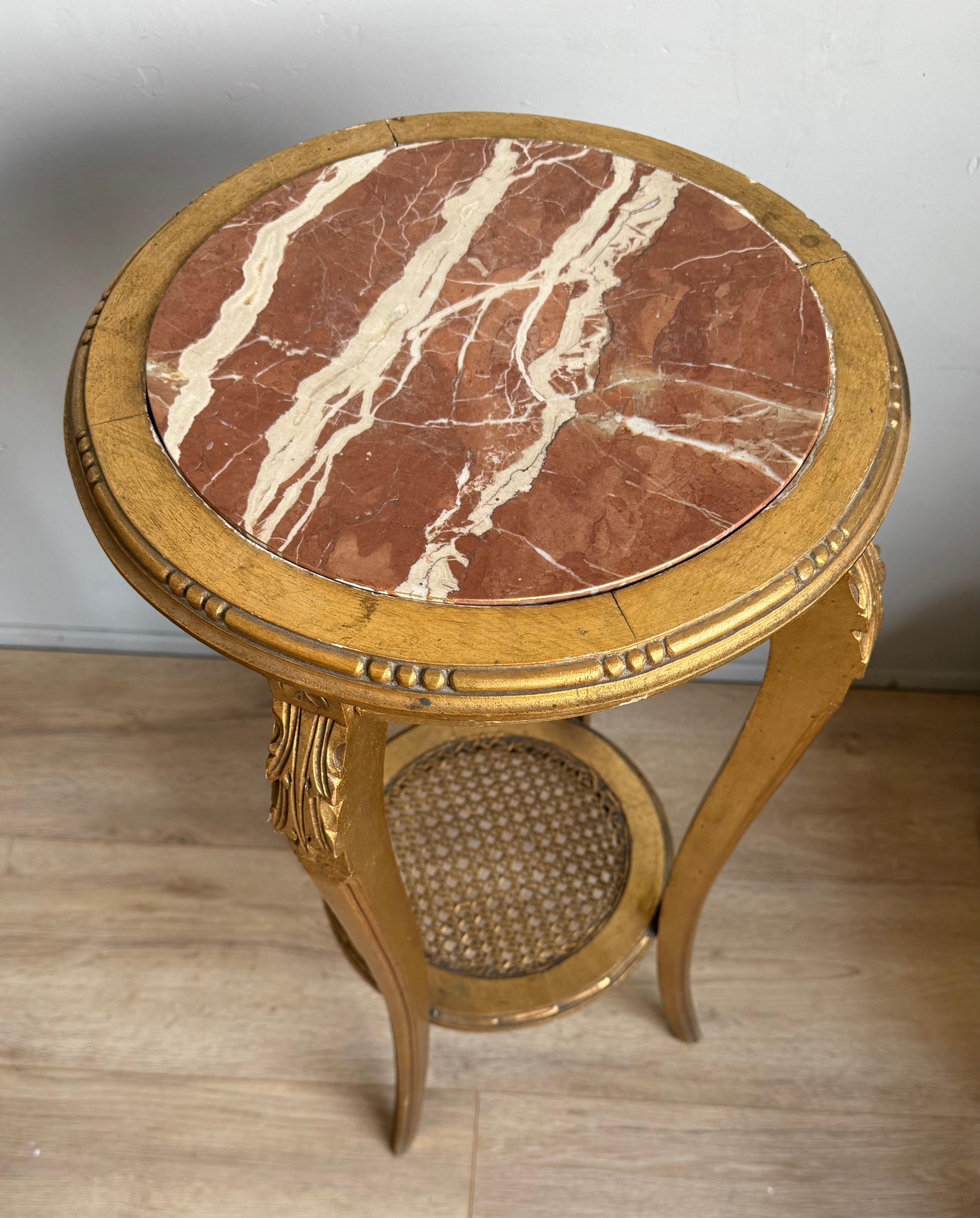 Elegante mesa auxiliar francesa Luis XVI, madera dorada y tapa de mármol rojo en venta 5