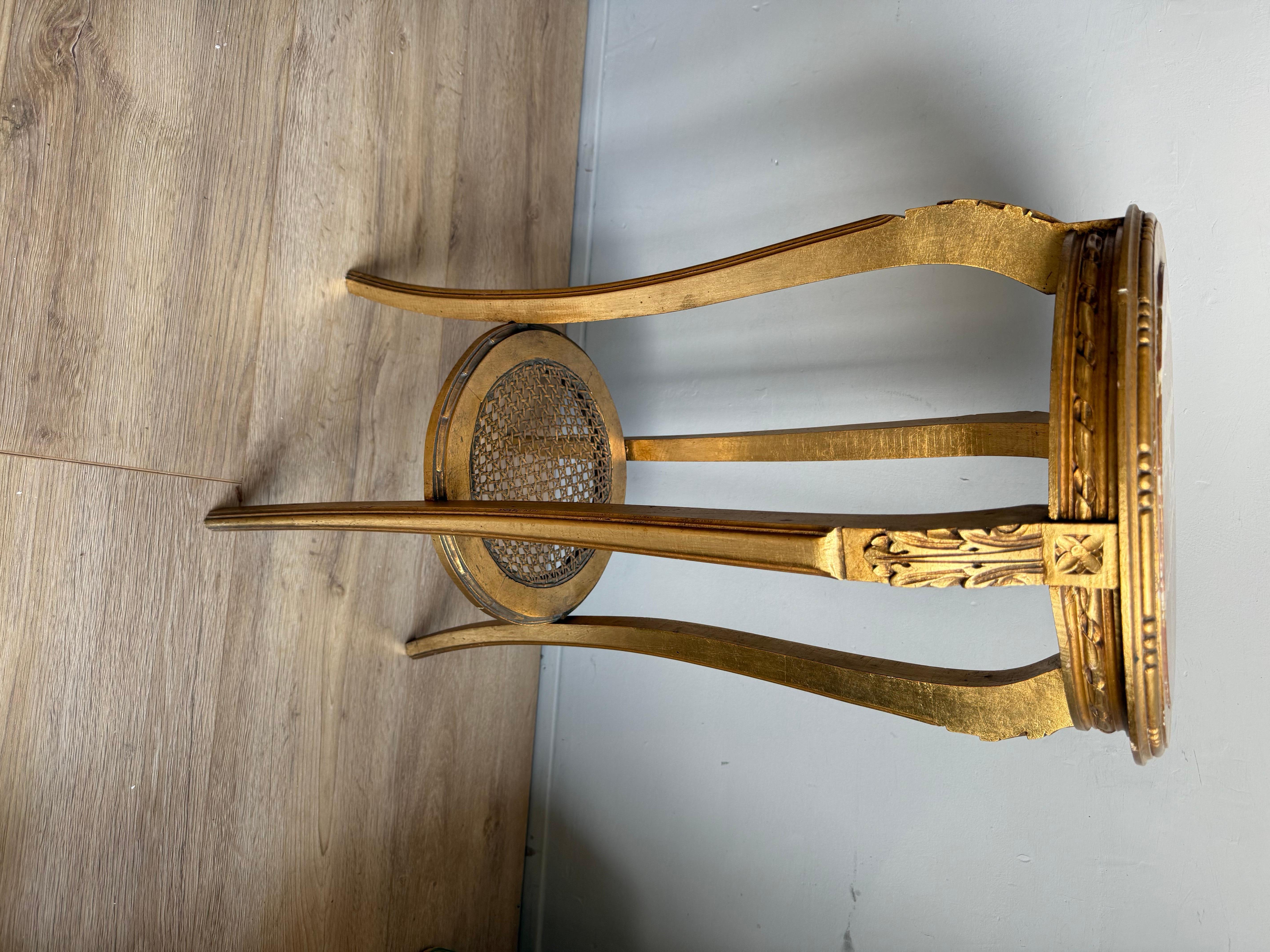 Elegante mesa auxiliar francesa Luis XVI, madera dorada y tapa de mármol rojo en venta 7
