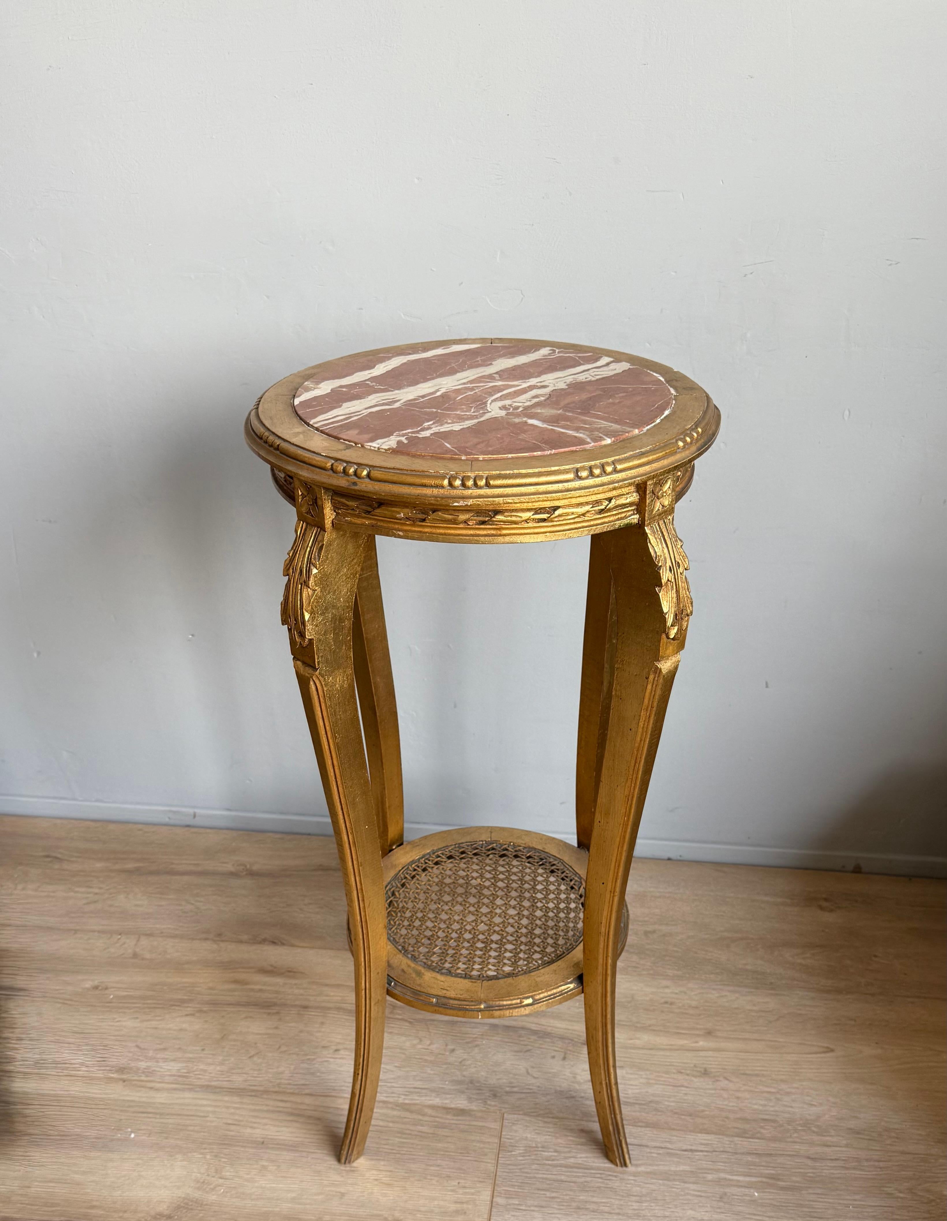 Elegante mesa auxiliar francesa Luis XVI, madera dorada y tapa de mármol rojo Francés en venta