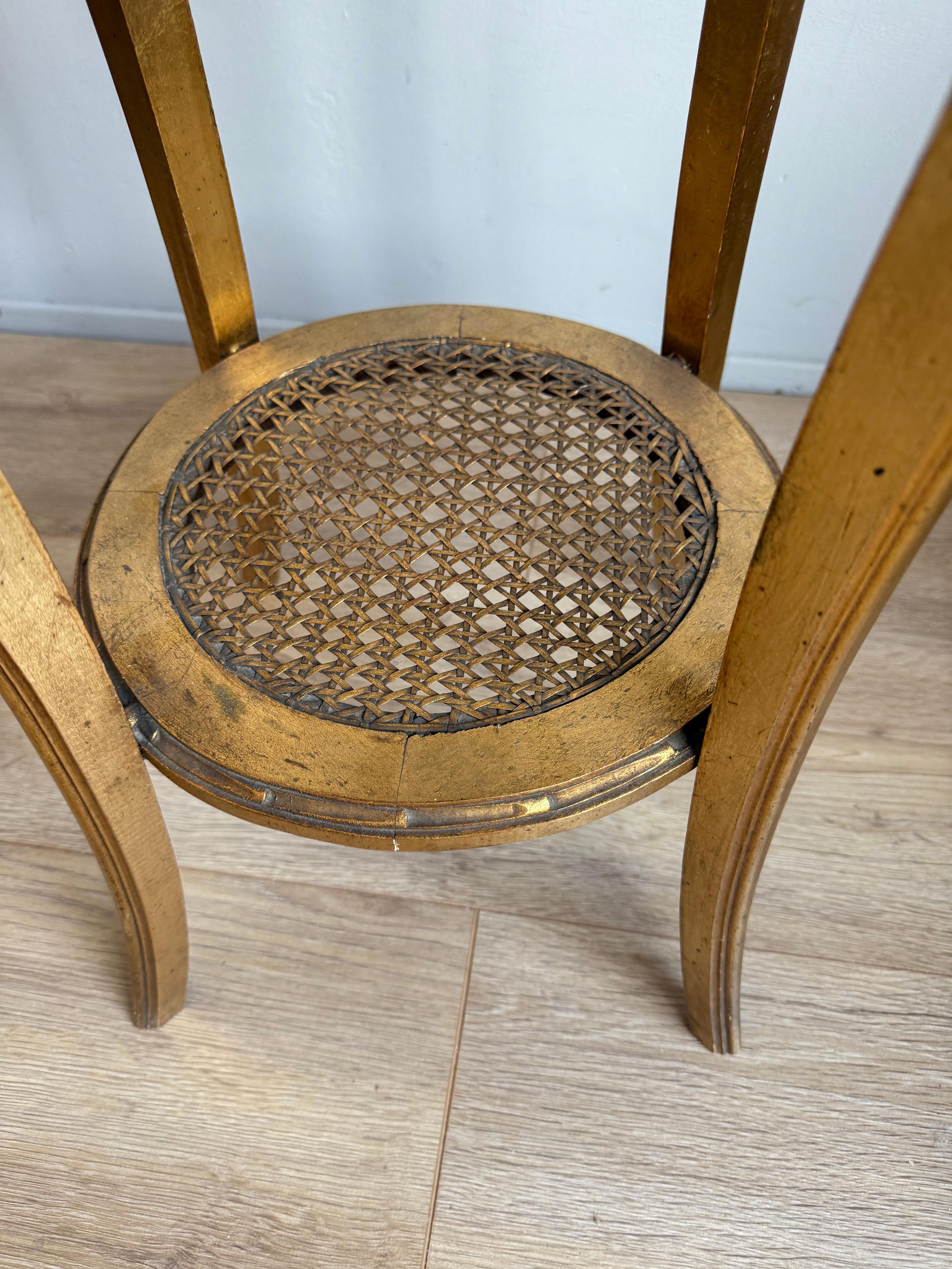 Elegante mesa auxiliar francesa Luis XVI, madera dorada y tapa de mármol rojo en Bueno estado para la venta en Lisse, NL