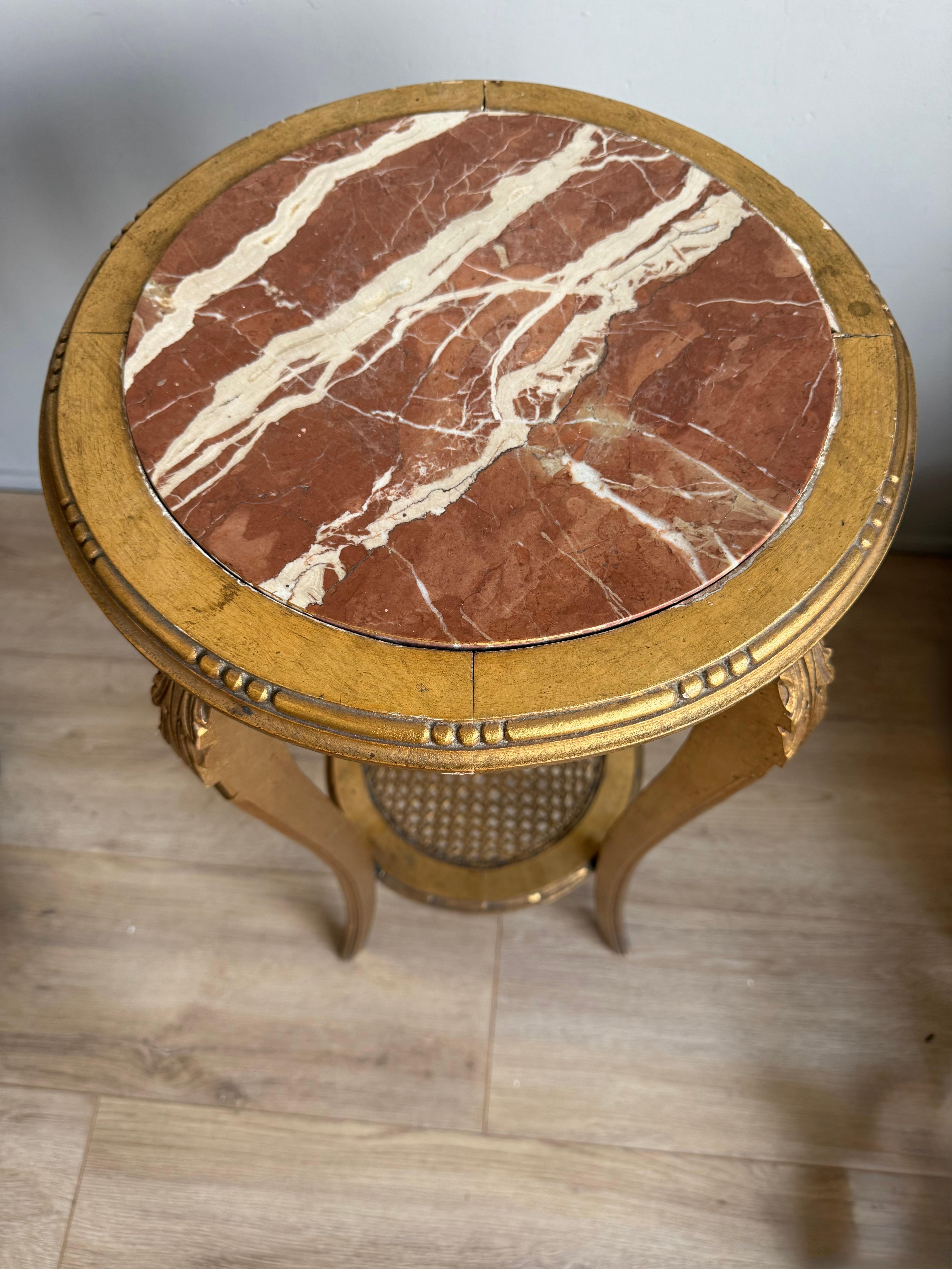 Elegante mesa auxiliar francesa Luis XVI, madera dorada y tapa de mármol rojo siglo XX en venta