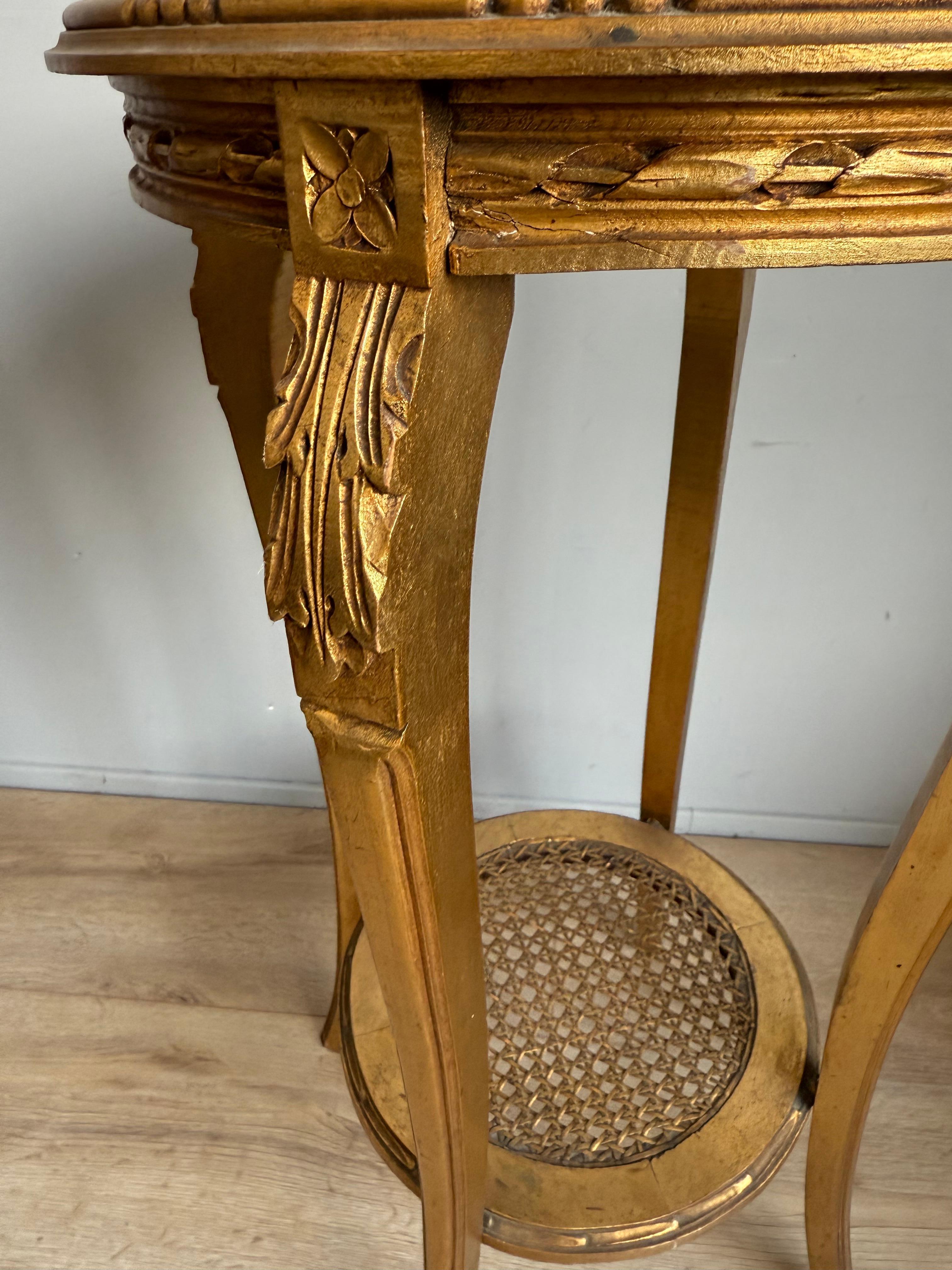 Elegante mesa auxiliar francesa Luis XVI, madera dorada y tapa de mármol rojo Madera en venta