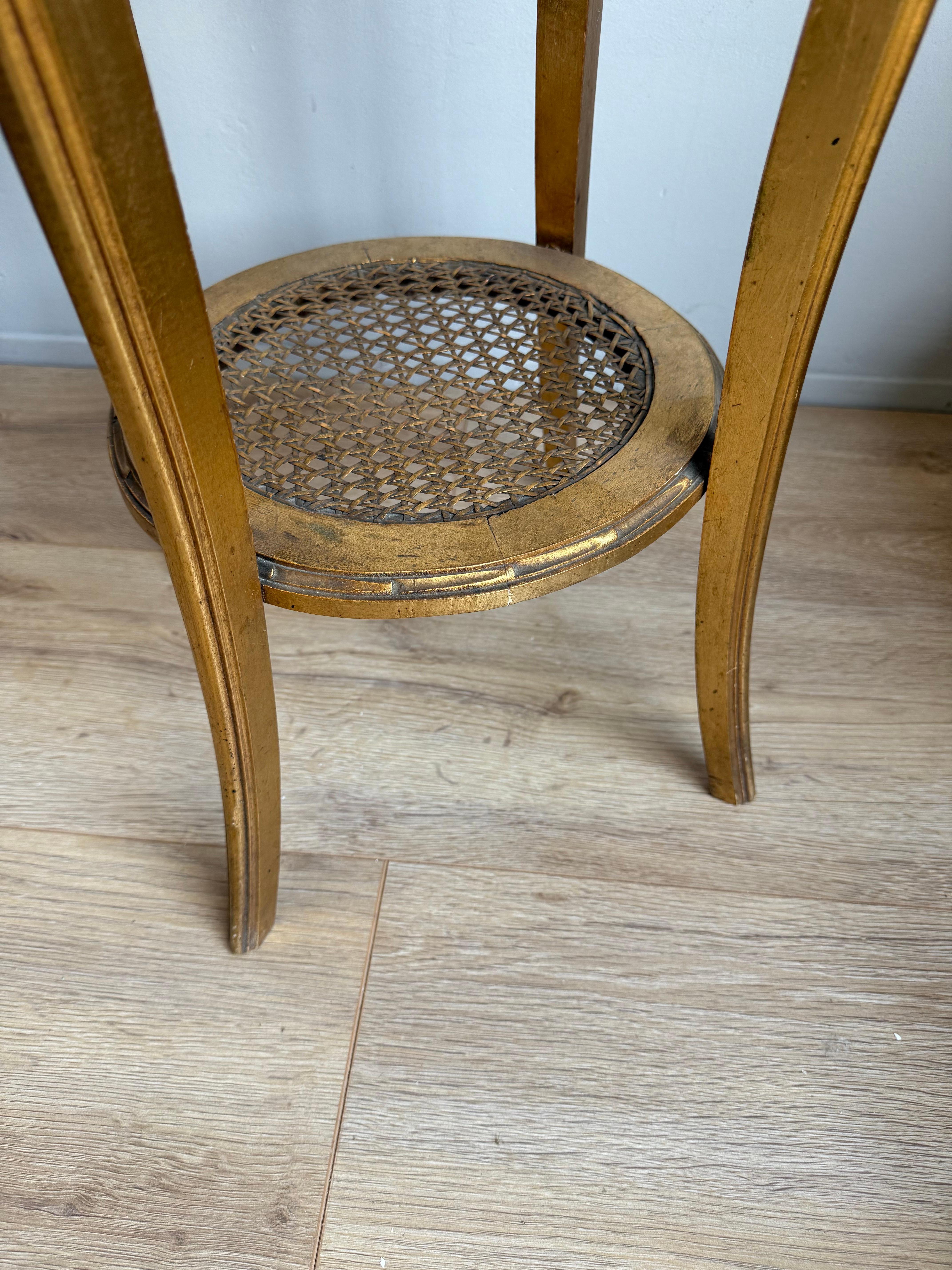 Elegante mesa auxiliar francesa Luis XVI, madera dorada y tapa de mármol rojo en venta 1