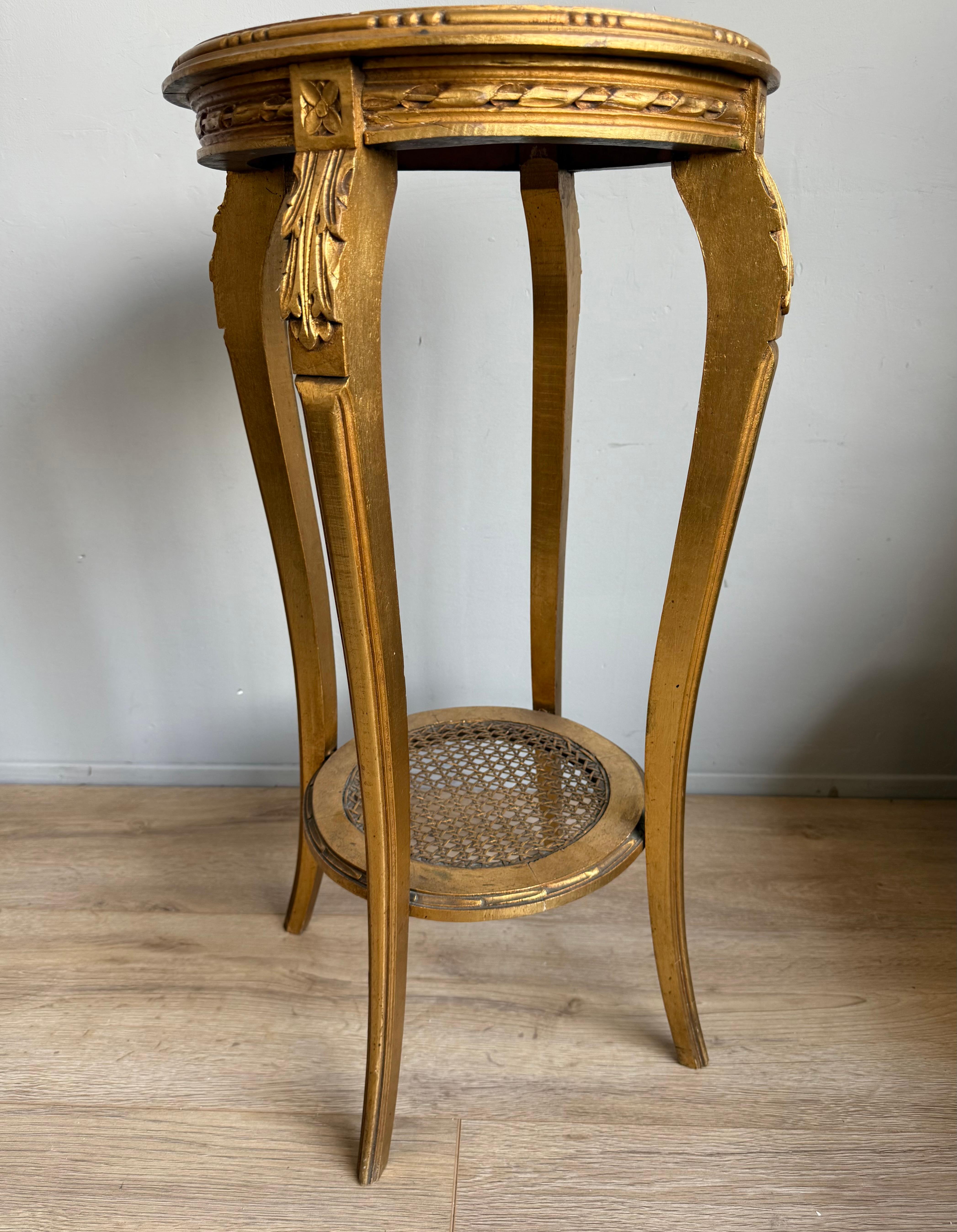 Elegante mesa auxiliar francesa Luis XVI, madera dorada y tapa de mármol rojo en venta 2