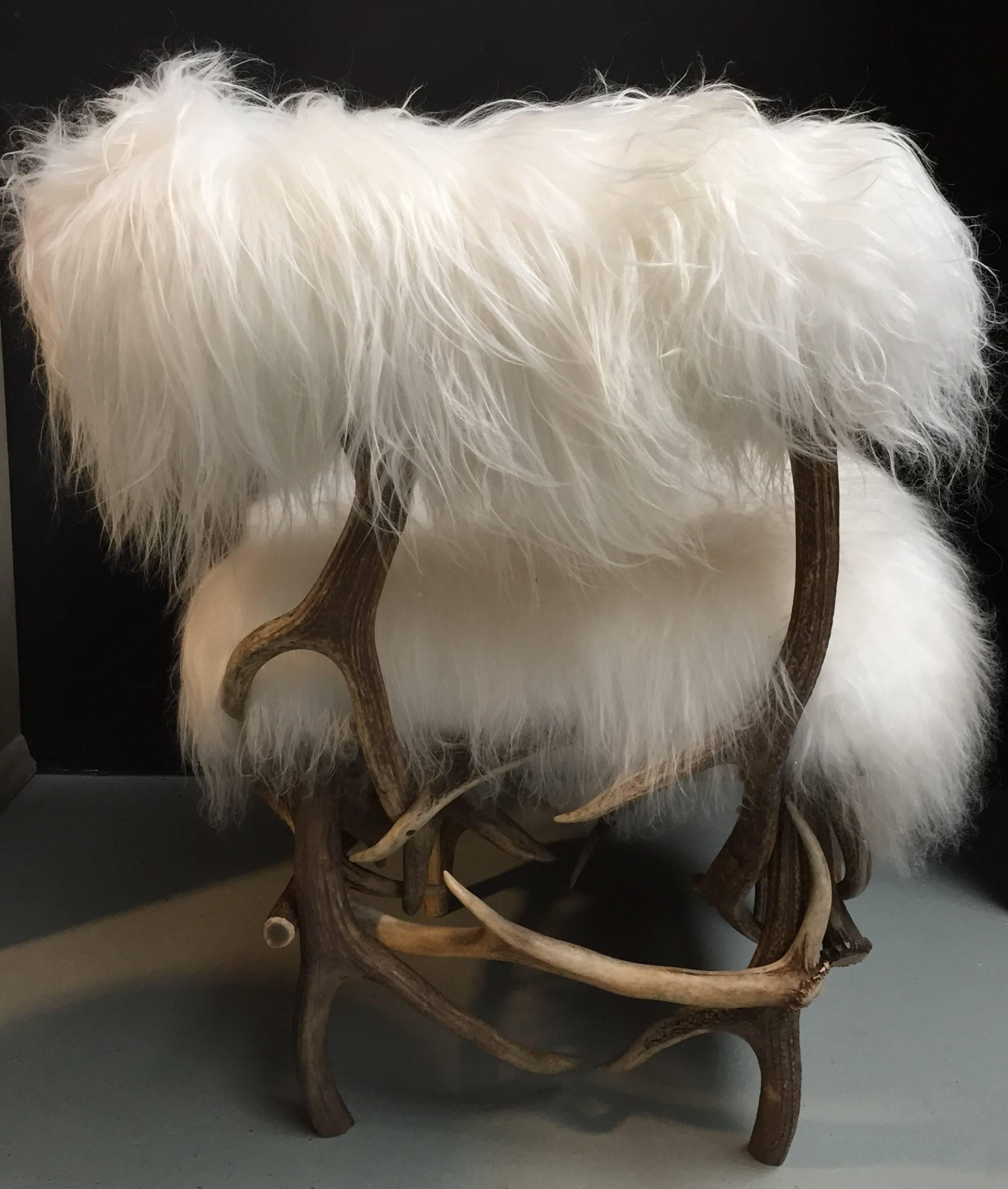 Chaise en bois de cerf rouge recouverte de peau de mouton d'Islande blanche comme neige.
Une belle pièce décorative pour un chalet ou une grotte.

 