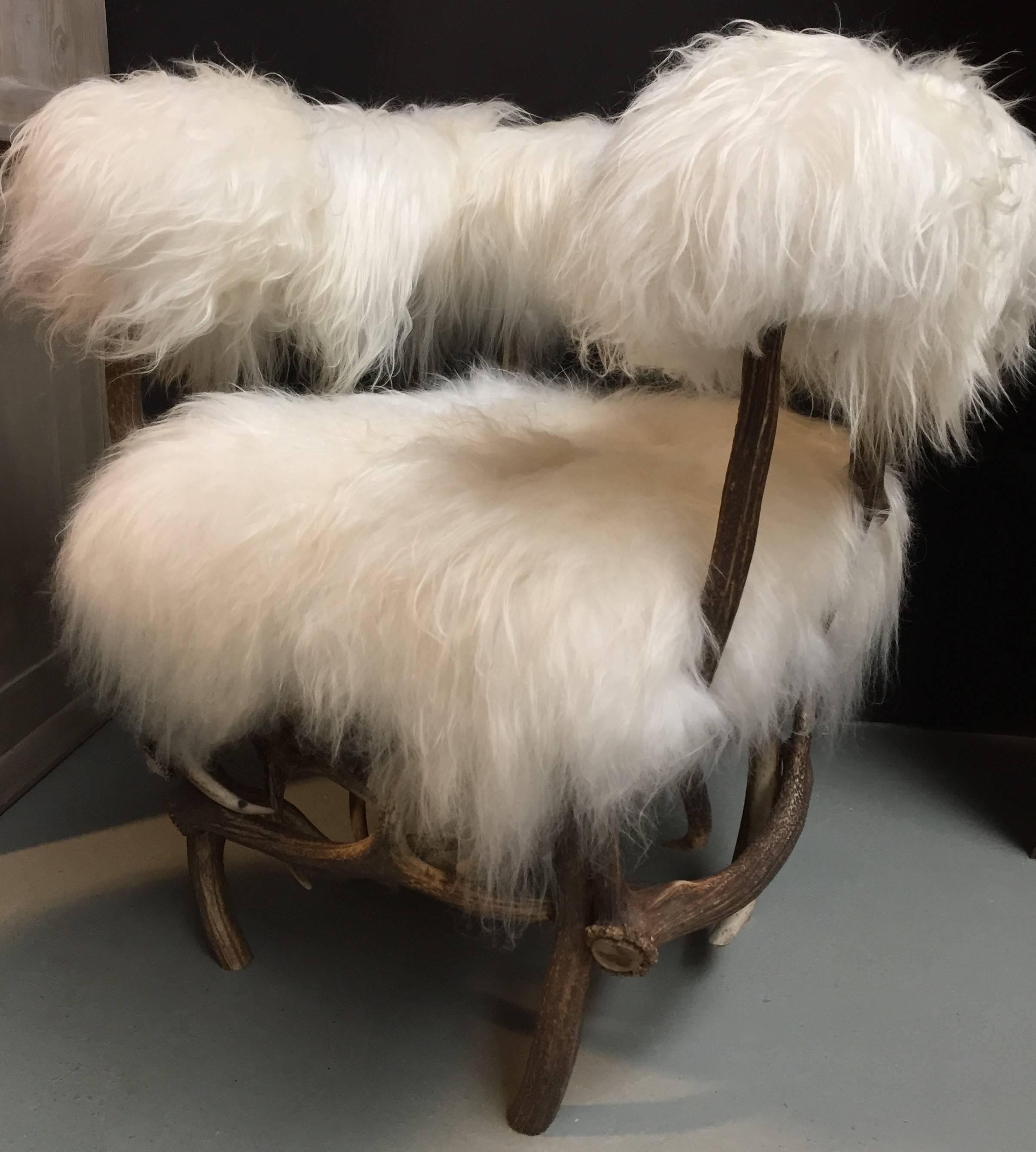 Stilvoller Schafsfellstuhl mit Geweih im Zustand „Hervorragend“ im Angebot in Eindhoven, NL