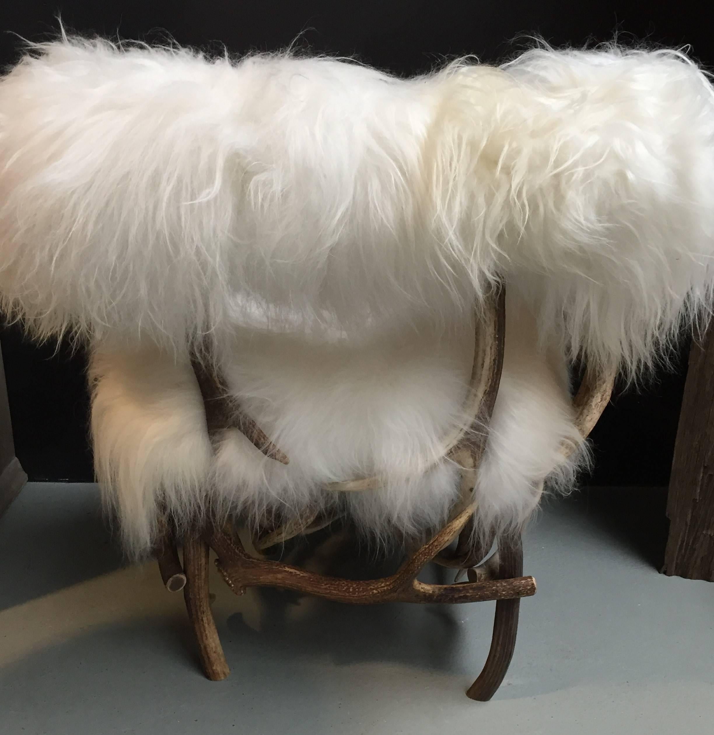 Stilvoller Schafsfellstuhl mit Geweih (21. Jahrhundert und zeitgenössisch) im Angebot