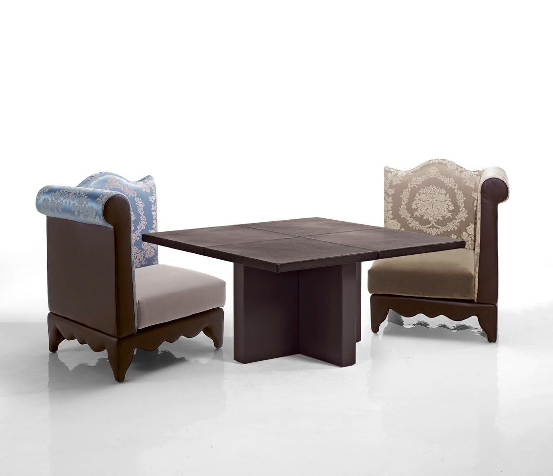 italien Fauteuil élégant avec structure en bois massif et cuir en tissu de bois en vente