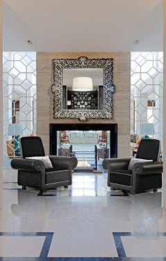 Kissen mit lackierten Füßen, Stilvoller Sesselrahmen mit Holzrückenlehne