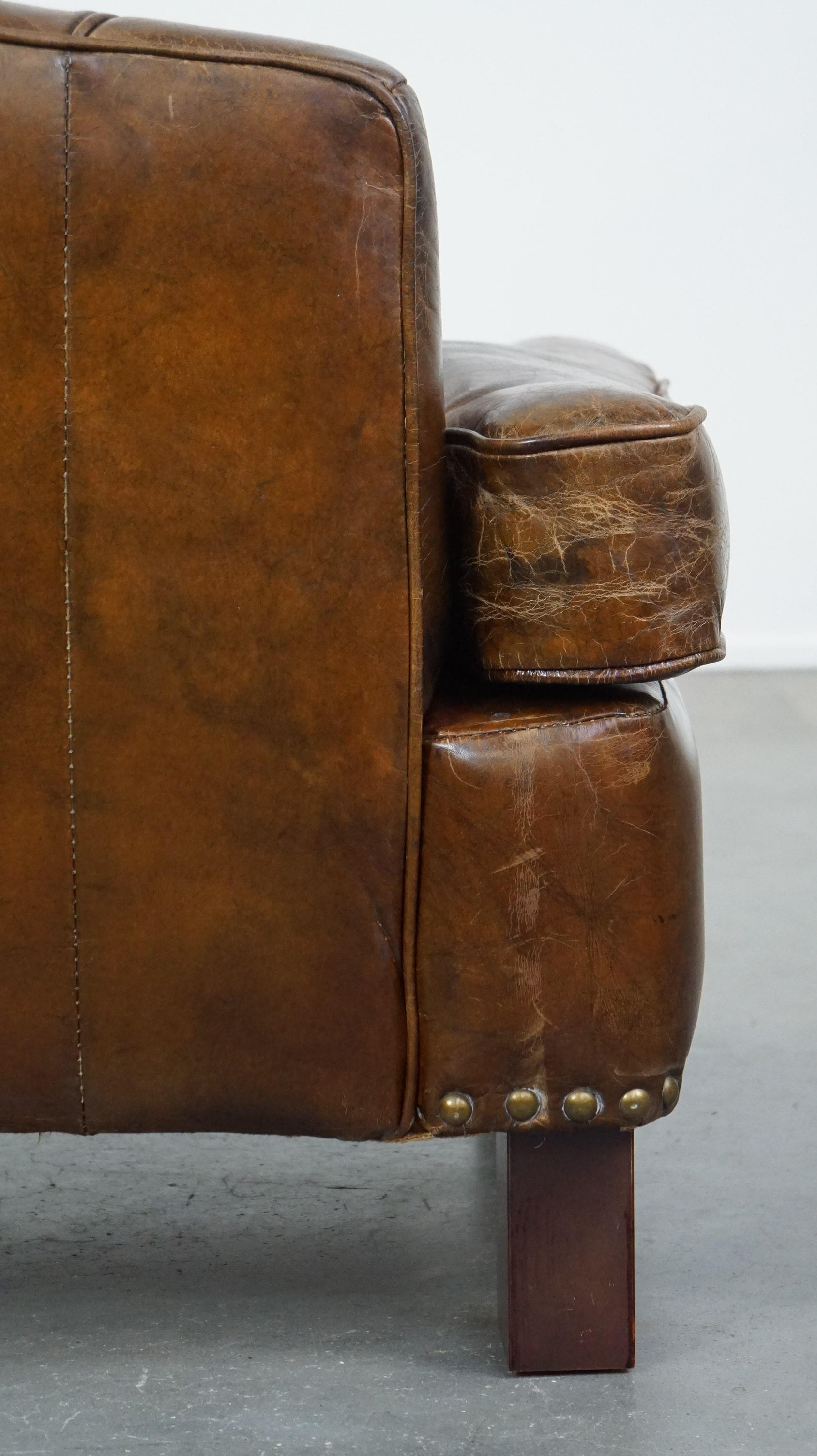 Fauteuil élégant en cuir de vache au design unique et au magnifique finition en vente 5