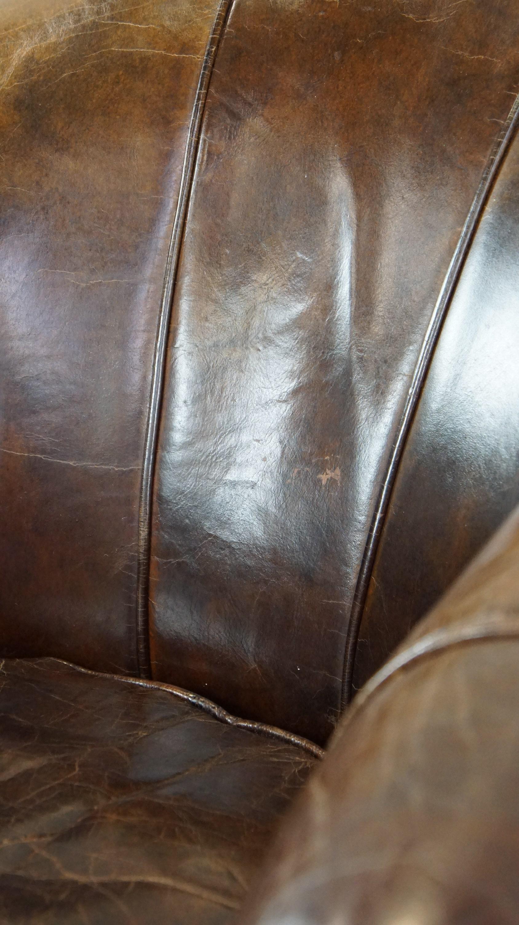 Fauteuil élégant en cuir de vache au design unique et au magnifique finition en vente 6