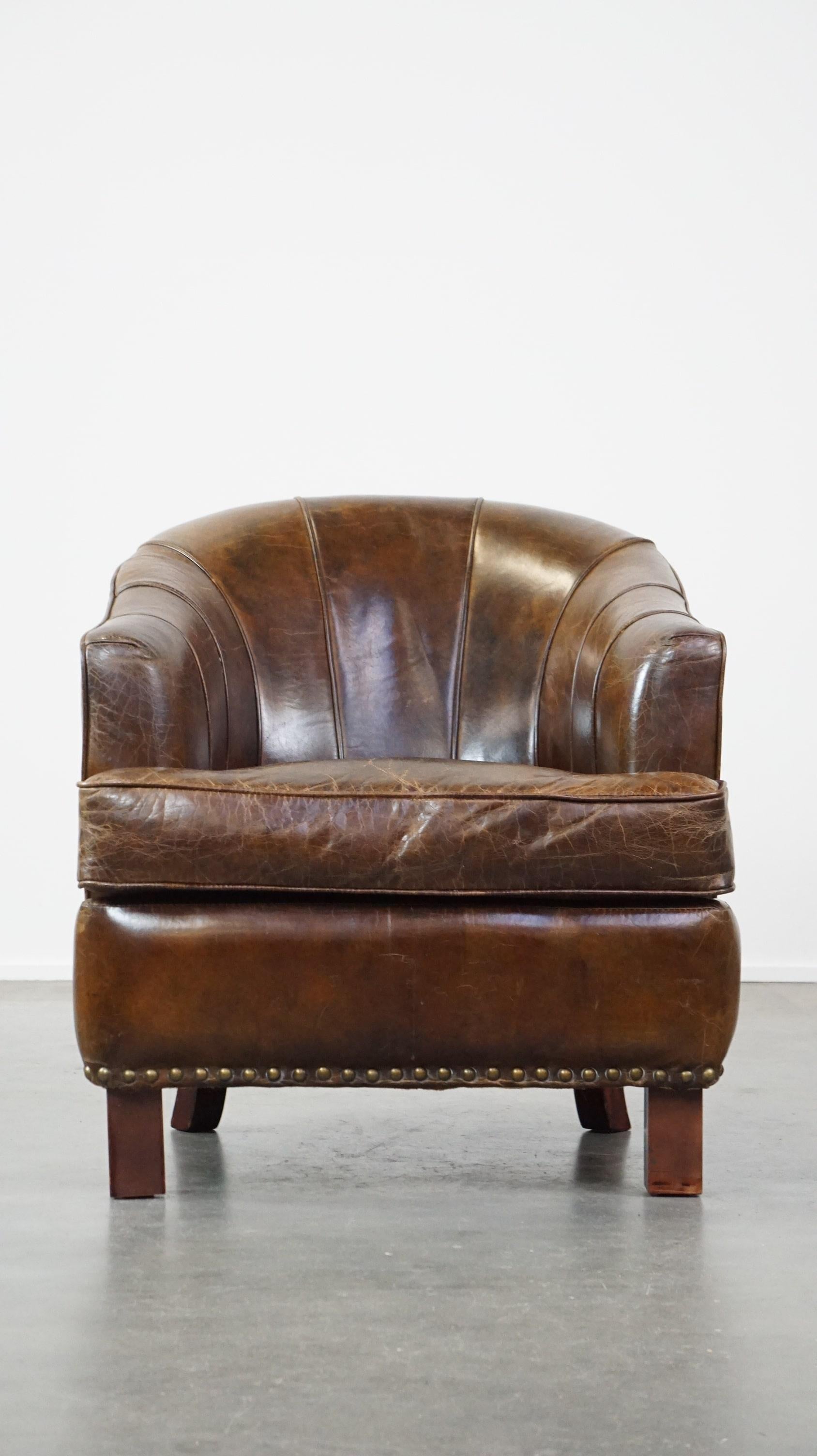 Ce fantastique fauteuil en cuir de vachette attire tous les regards grâce à son design unique. Il est doté d'un coussin d'assise souple et amovible et offre un excellent confort d'assise. Le fauteuil est fini avec un passepoil sur le dossier et