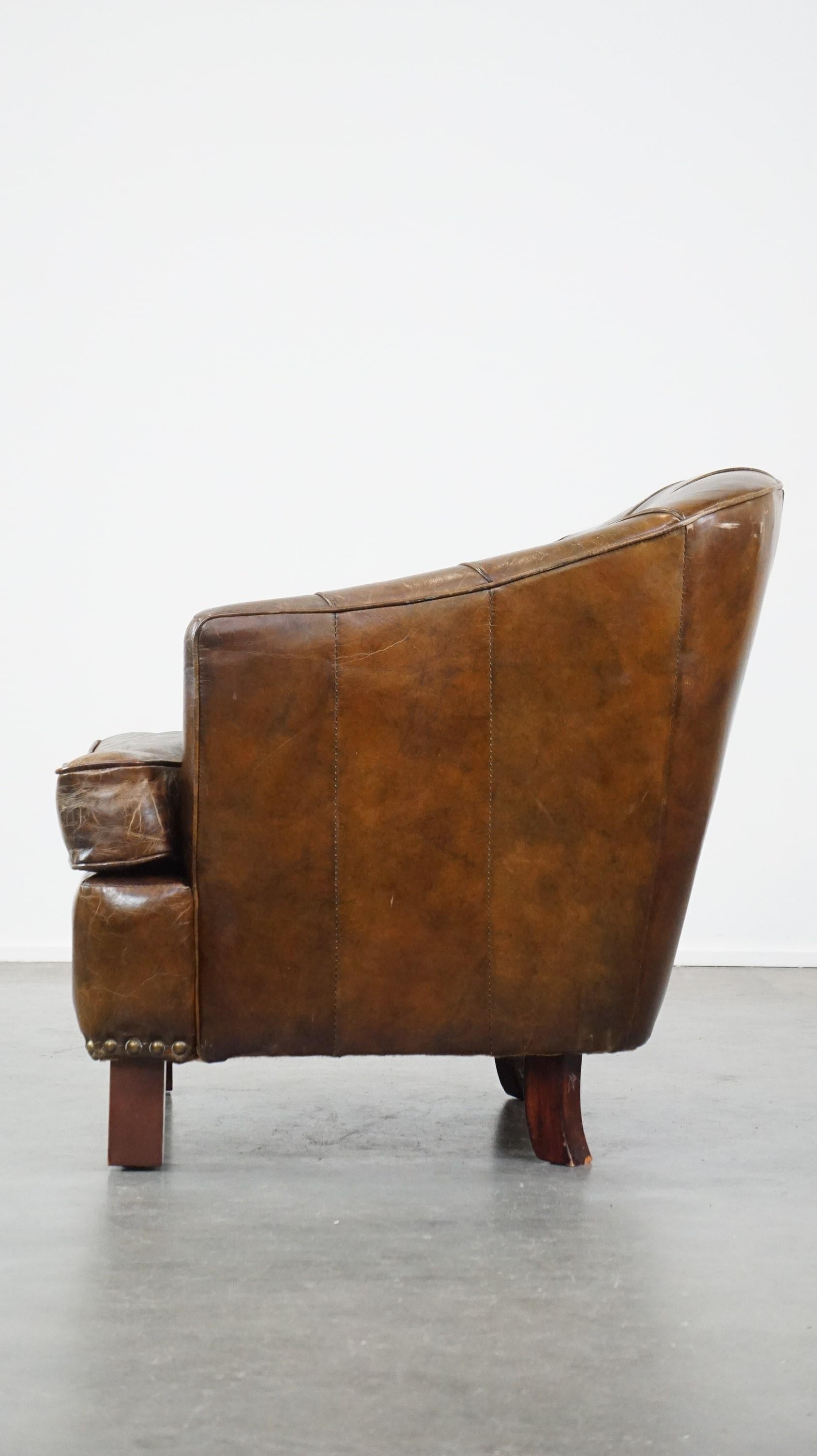 20ième siècle Fauteuil élégant en cuir de vache au design unique et au magnifique finition en vente
