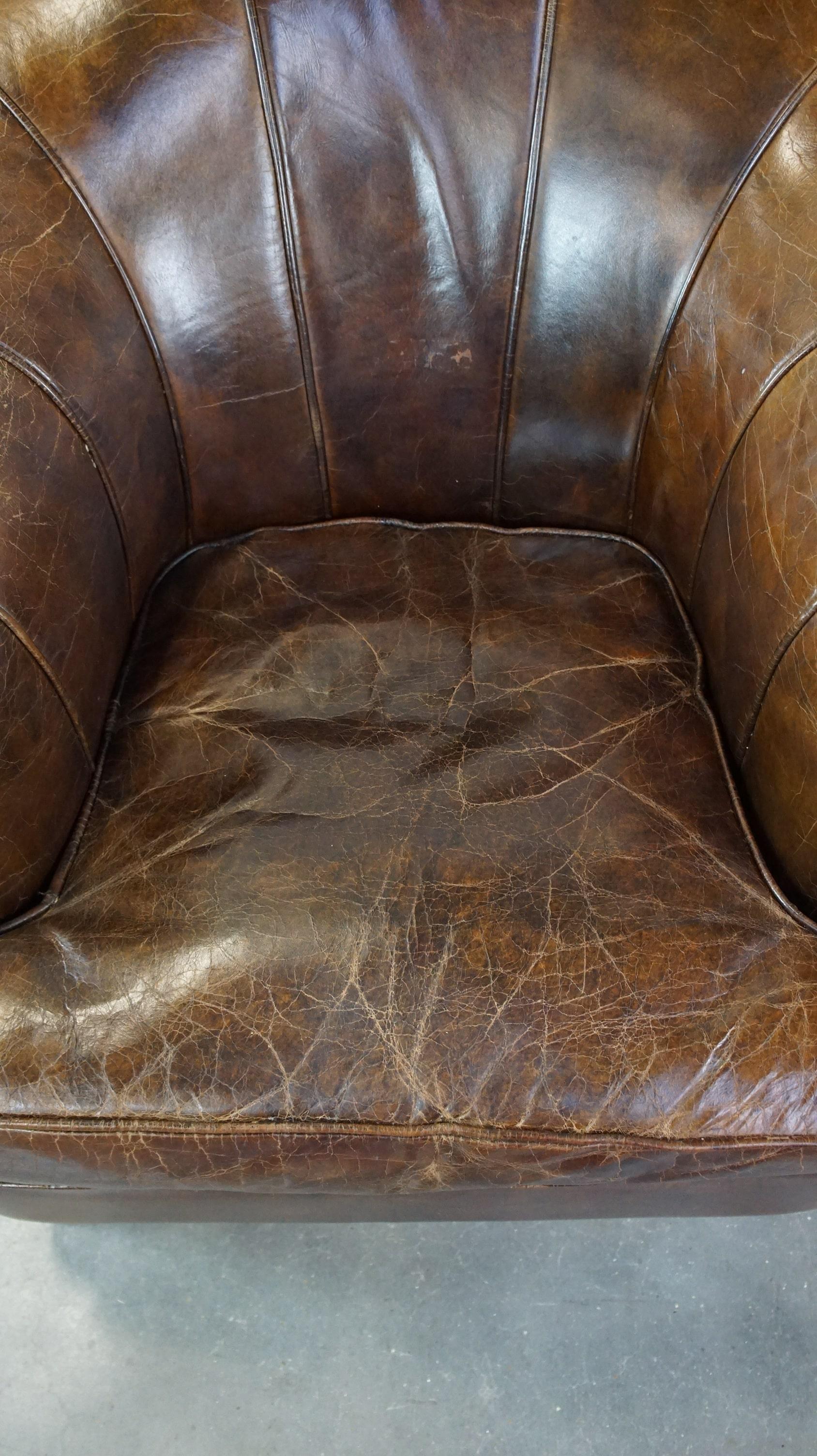 Cuir de vache Fauteuil élégant en cuir de vache au design unique et au magnifique finition en vente