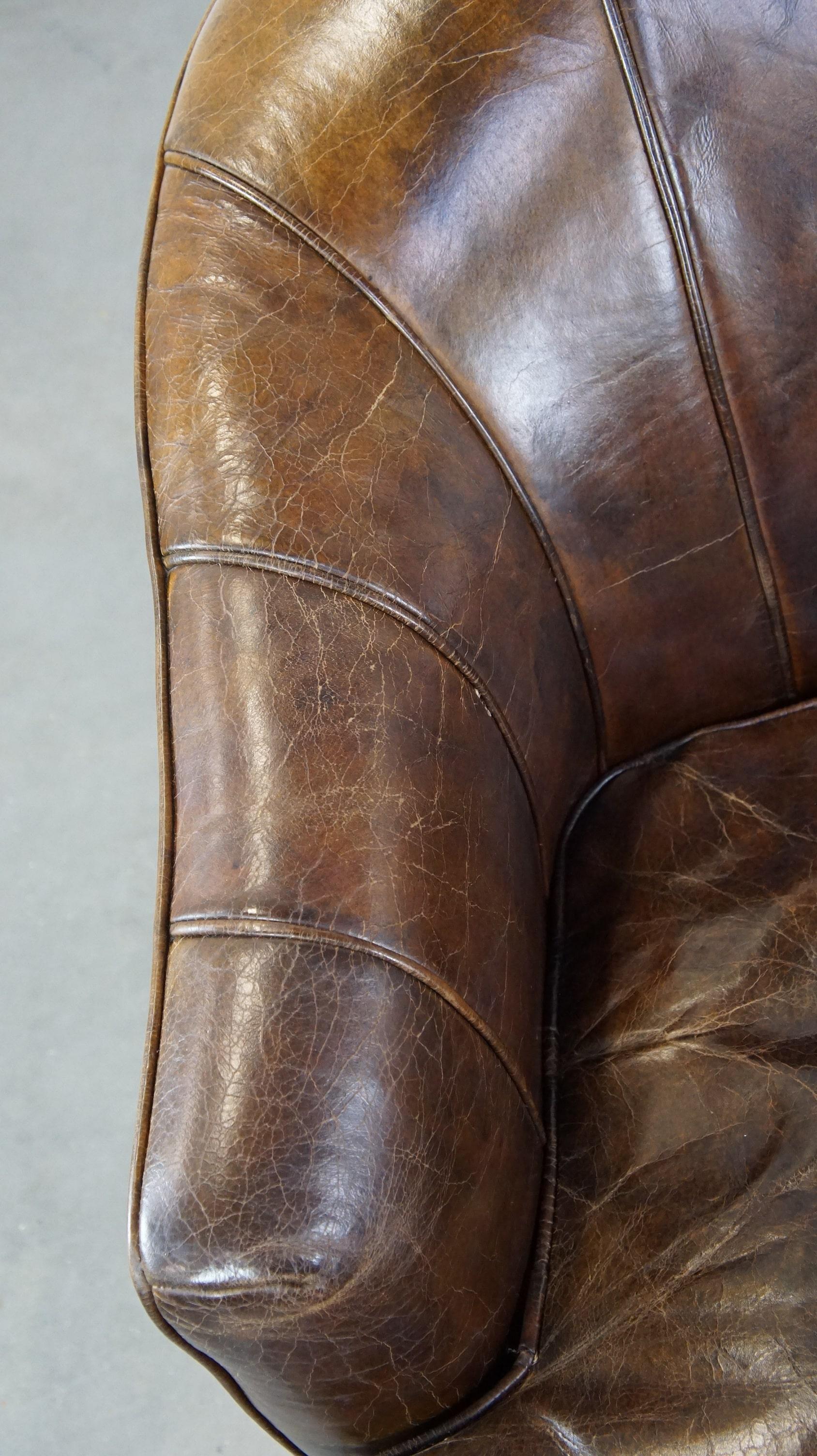Fauteuil élégant en cuir de vache au design unique et au magnifique finition en vente 1