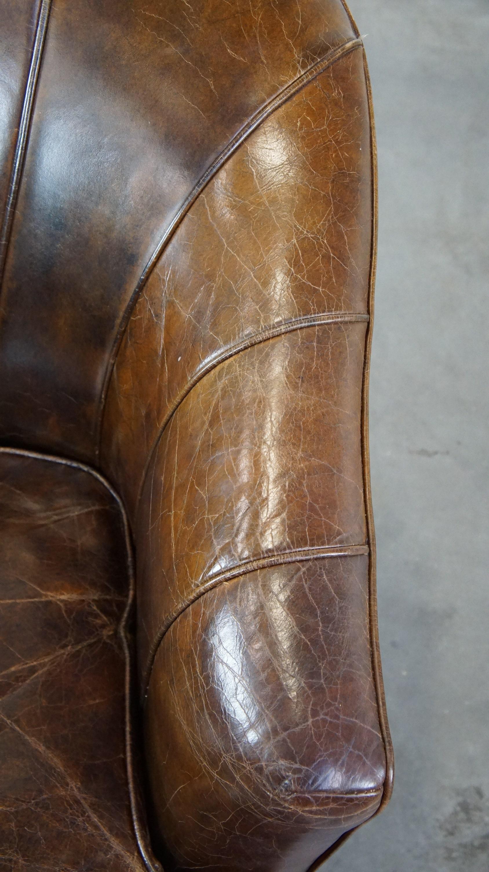 Fauteuil élégant en cuir de vache au design unique et au magnifique finition en vente 2