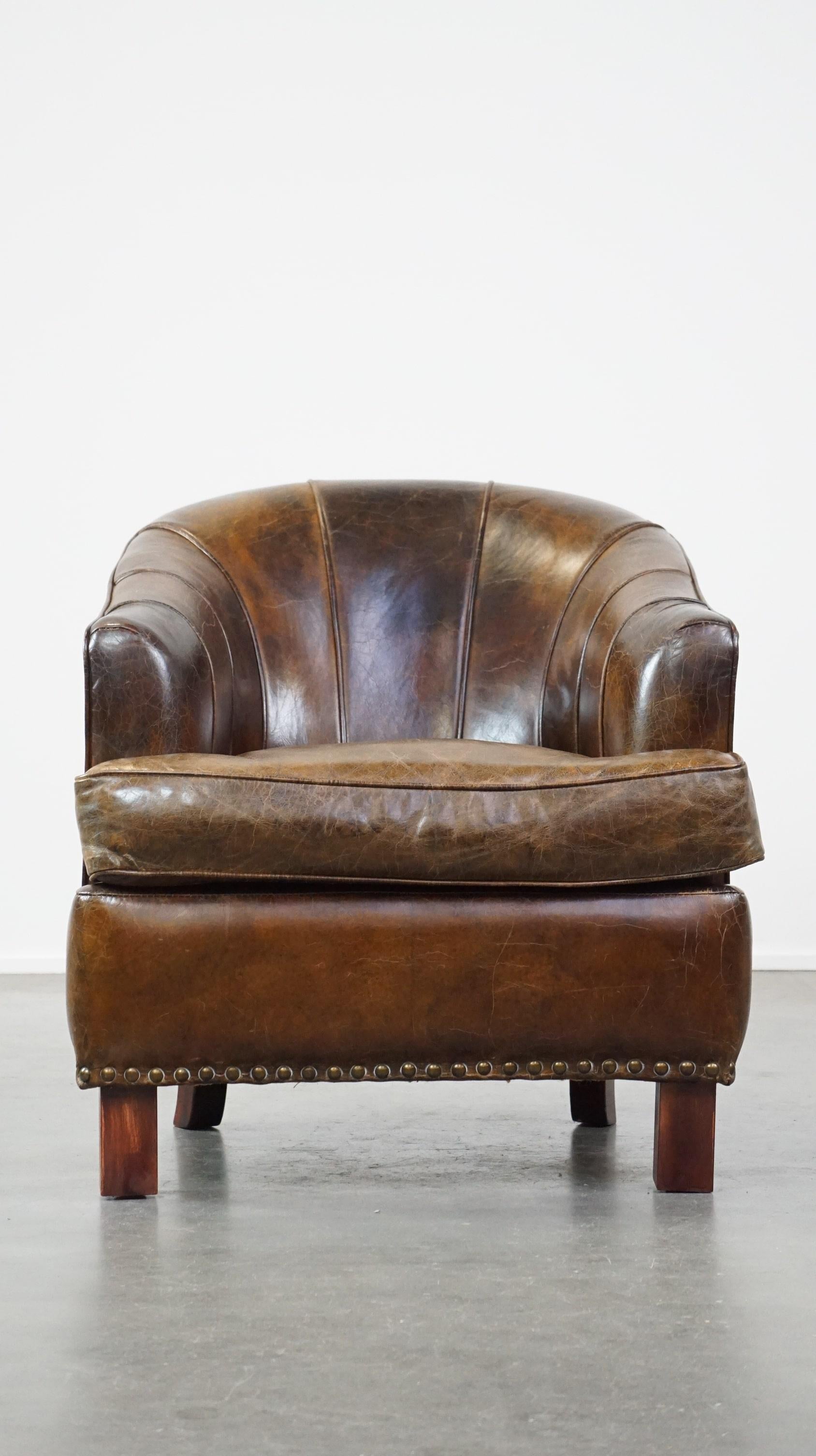 Ce fantastique fauteuil en cuir est, grâce à son design unique, un véritable accroche-regard. Il est doté d'un coussin d'assise amovible et offre un excellent confort d'assise. La chaise est finie avec un passepoil sur le dossier et présente de