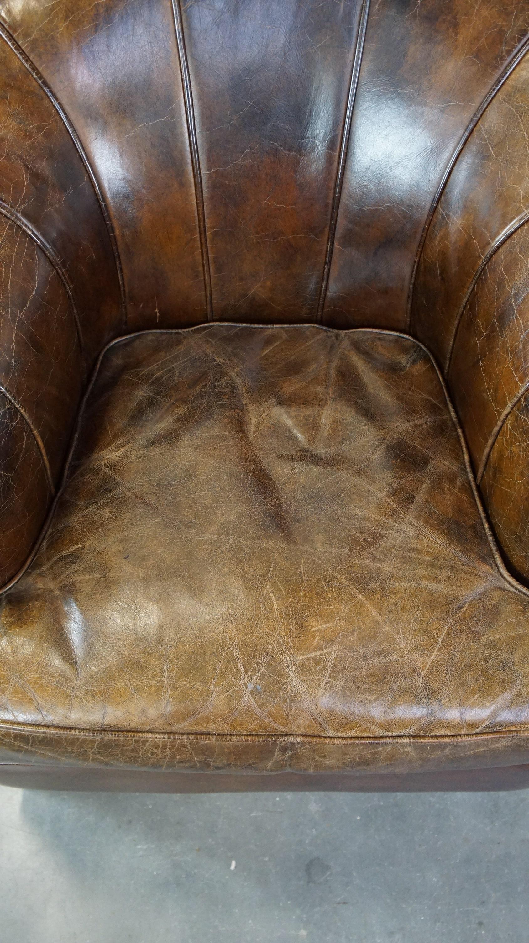 Cuir de vache Fauteuil élégant au design unique et à la belle finition, en cuir en vente