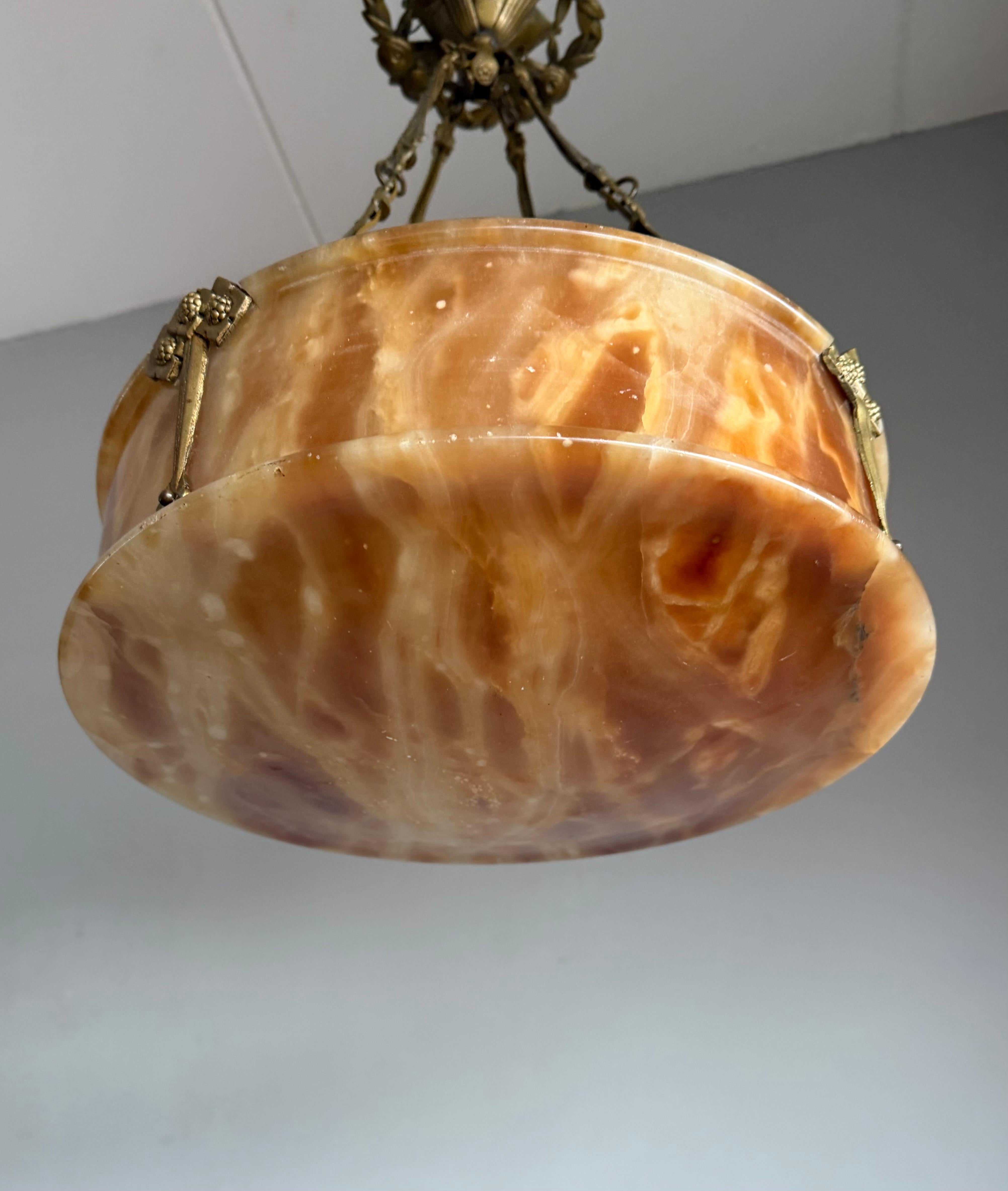 Français Stylish Art Deco Alabaster & Bronze Pendant Chandelier with Unique Bronze Chain en vente