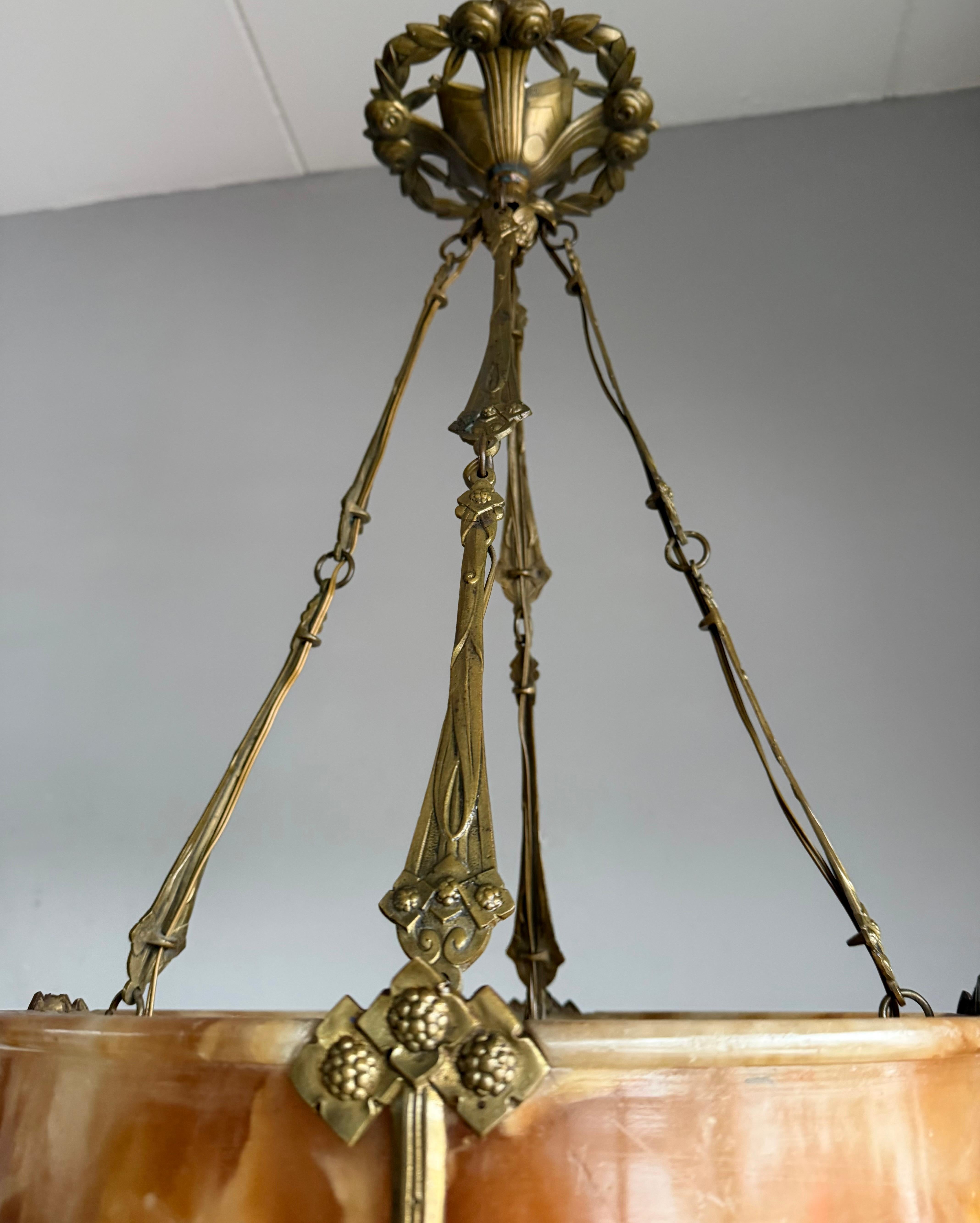 Sculpté à la main Stylish Art Deco Alabaster & Bronze Pendant Chandelier with Unique Bronze Chain en vente