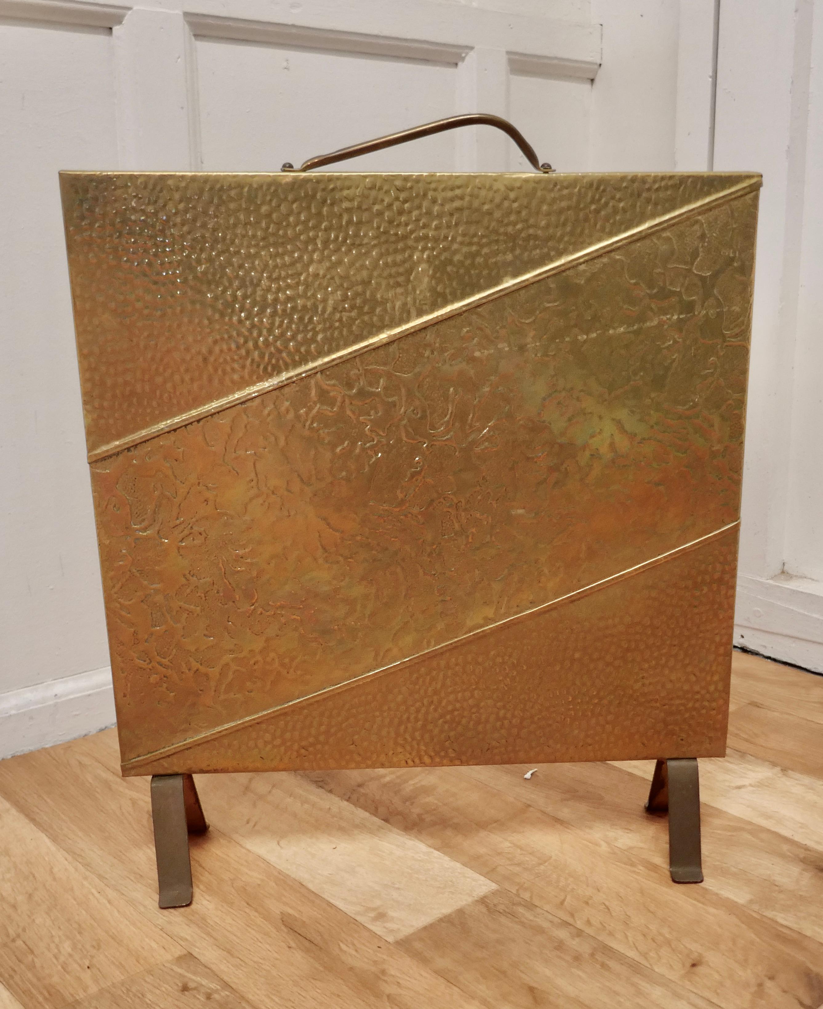 Stylish Art Deco beaten brass fire screen

This is a charming and stylish screen, the screen it has diagonal design to the front with an off set brass handle
The screen is good quality brass with a handle to the top it is in good condition and is