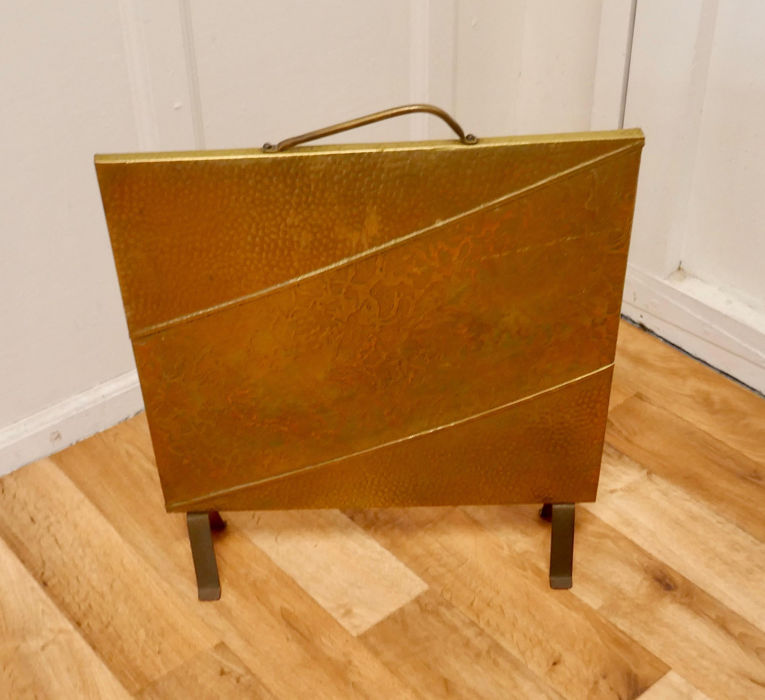 Stylish Art Deco Beaten Brass Fire Screen In Good Condition For Sale In Chillerton, Isle of Wight