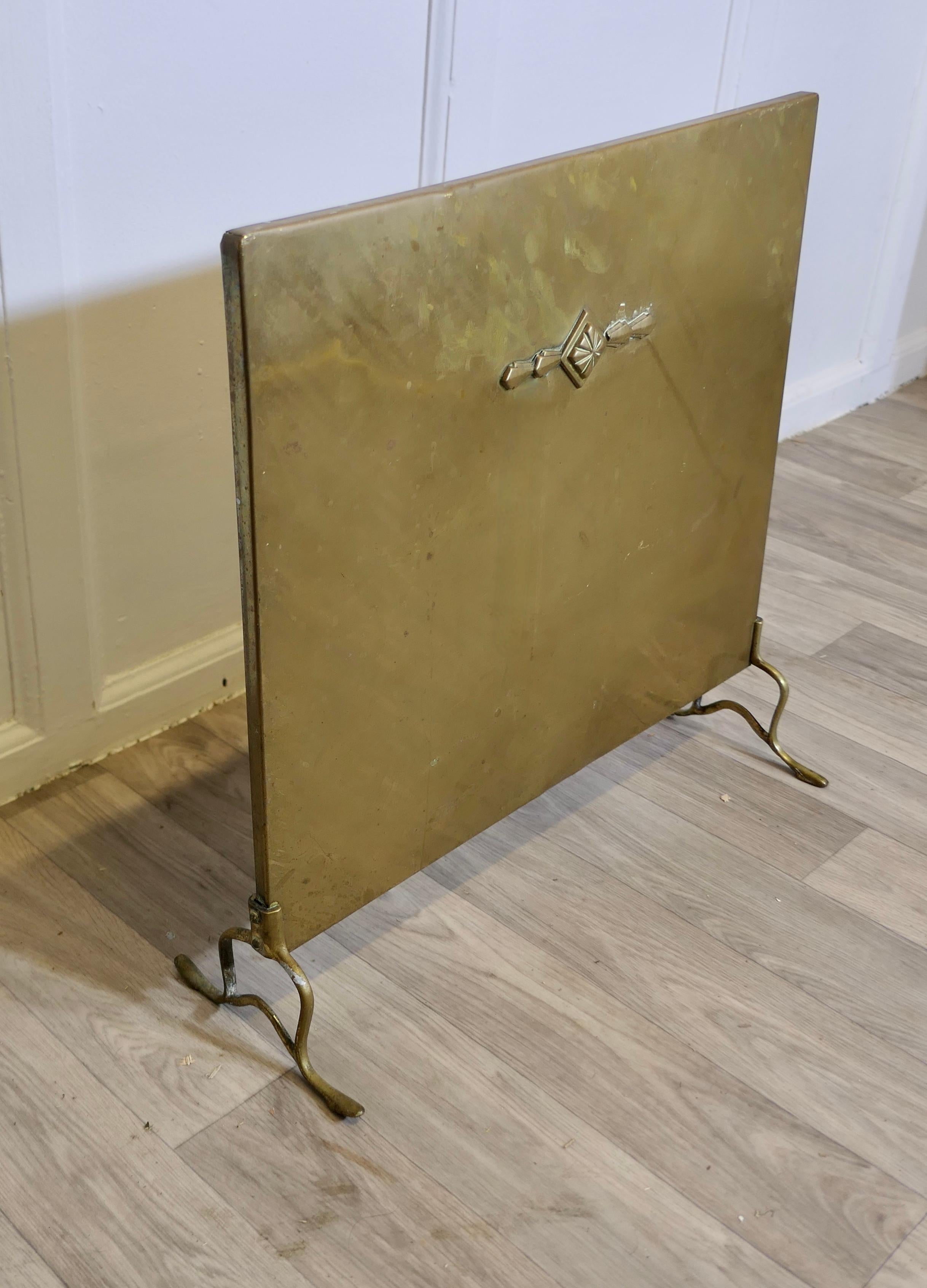 Écran de cheminée en laiton Art déco  C'est un écran charmant et minimaliste Bon état - En vente à Godshill, Isle of Wight