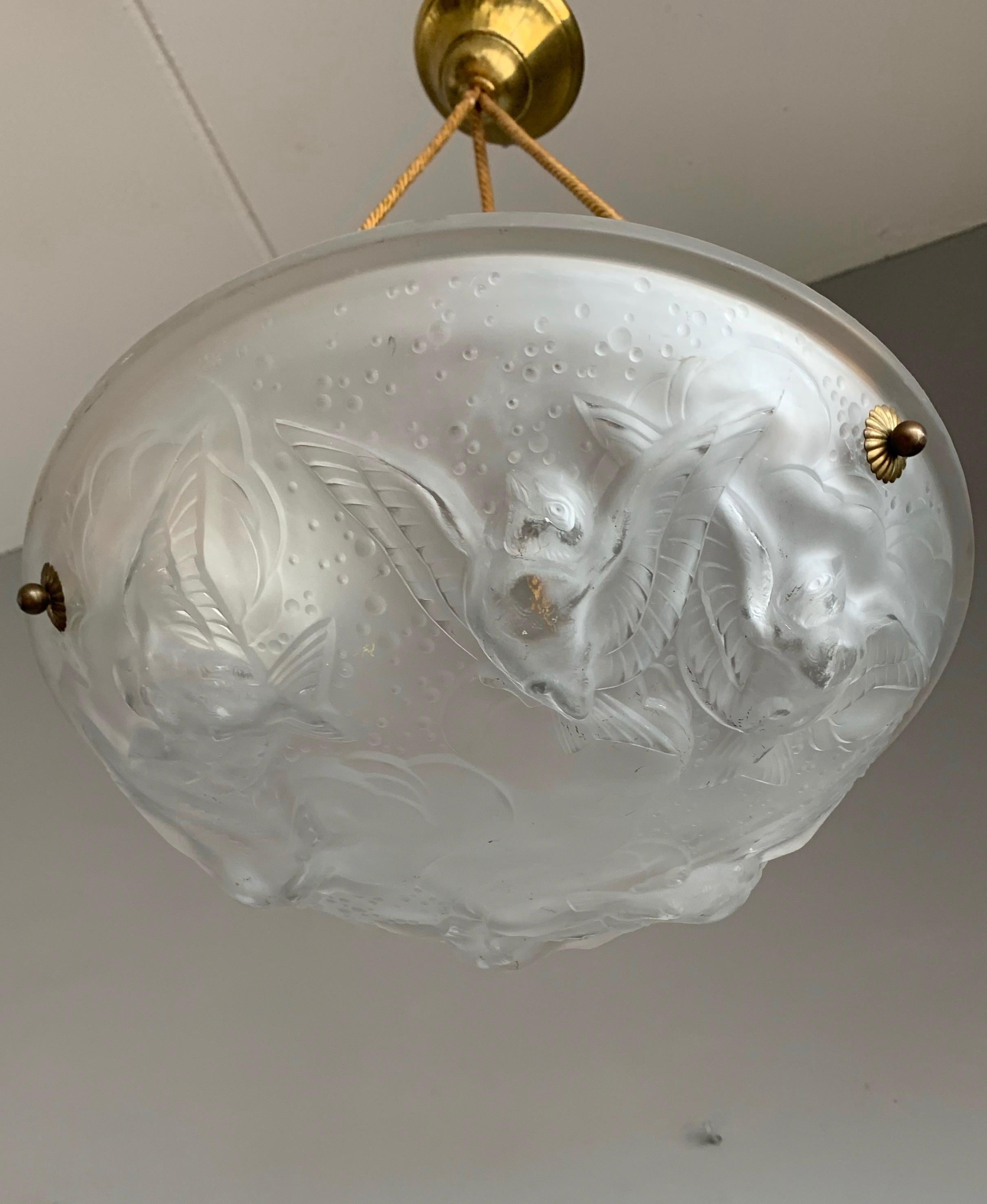 Gracieuse lampe suspendue de Muller Frères avec des moineaux domestiques volant sous la pluie, sculptures en relief.

Ce luminaire Art déco français du début du XXe siècle est un autre excellent exemple des pièces élégantes et décoratives créées par