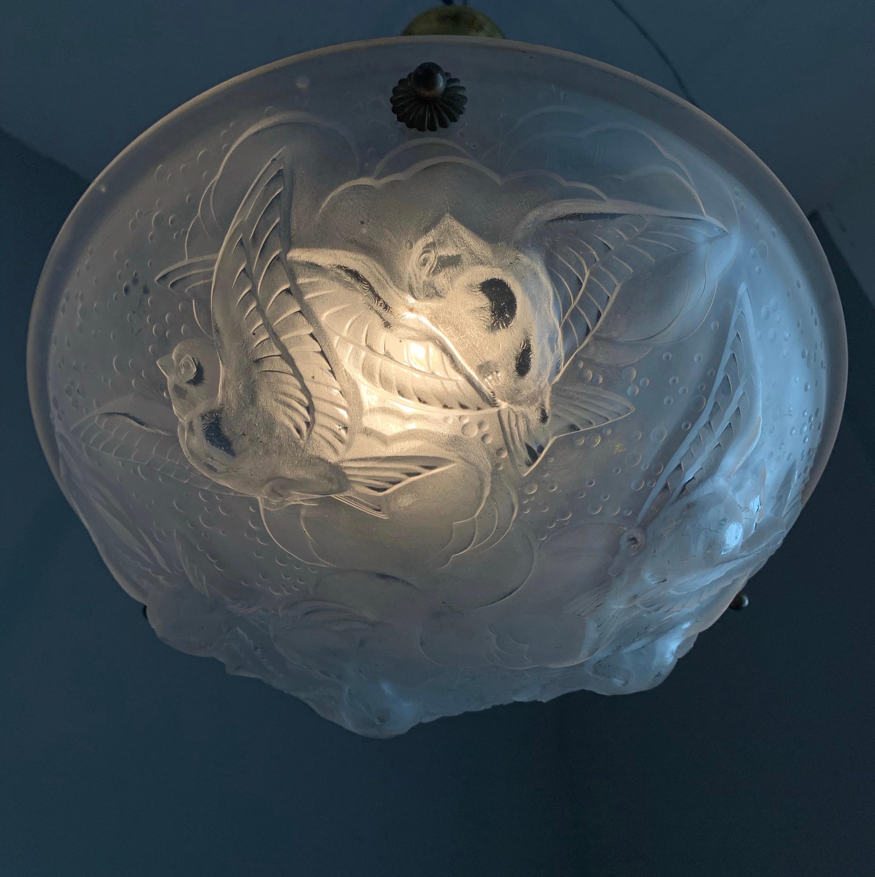 Lustre Art déco élégant, en verre dépoli avec moissons de maisons volantes par Muller en vente 11