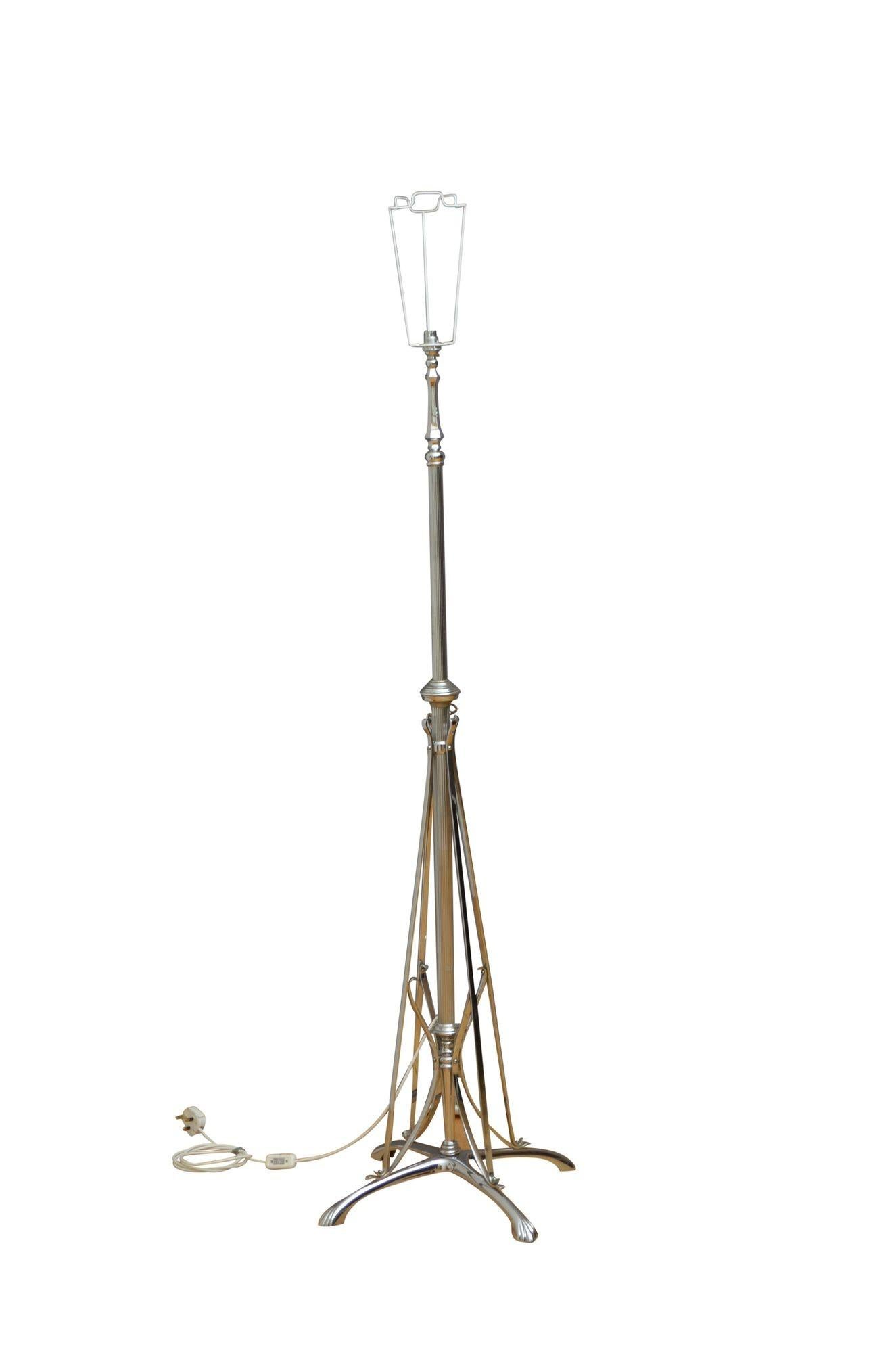 Stylish Art Deco Chrome Floor Standard Lamp In Good Condition For Sale In High Peak, GB