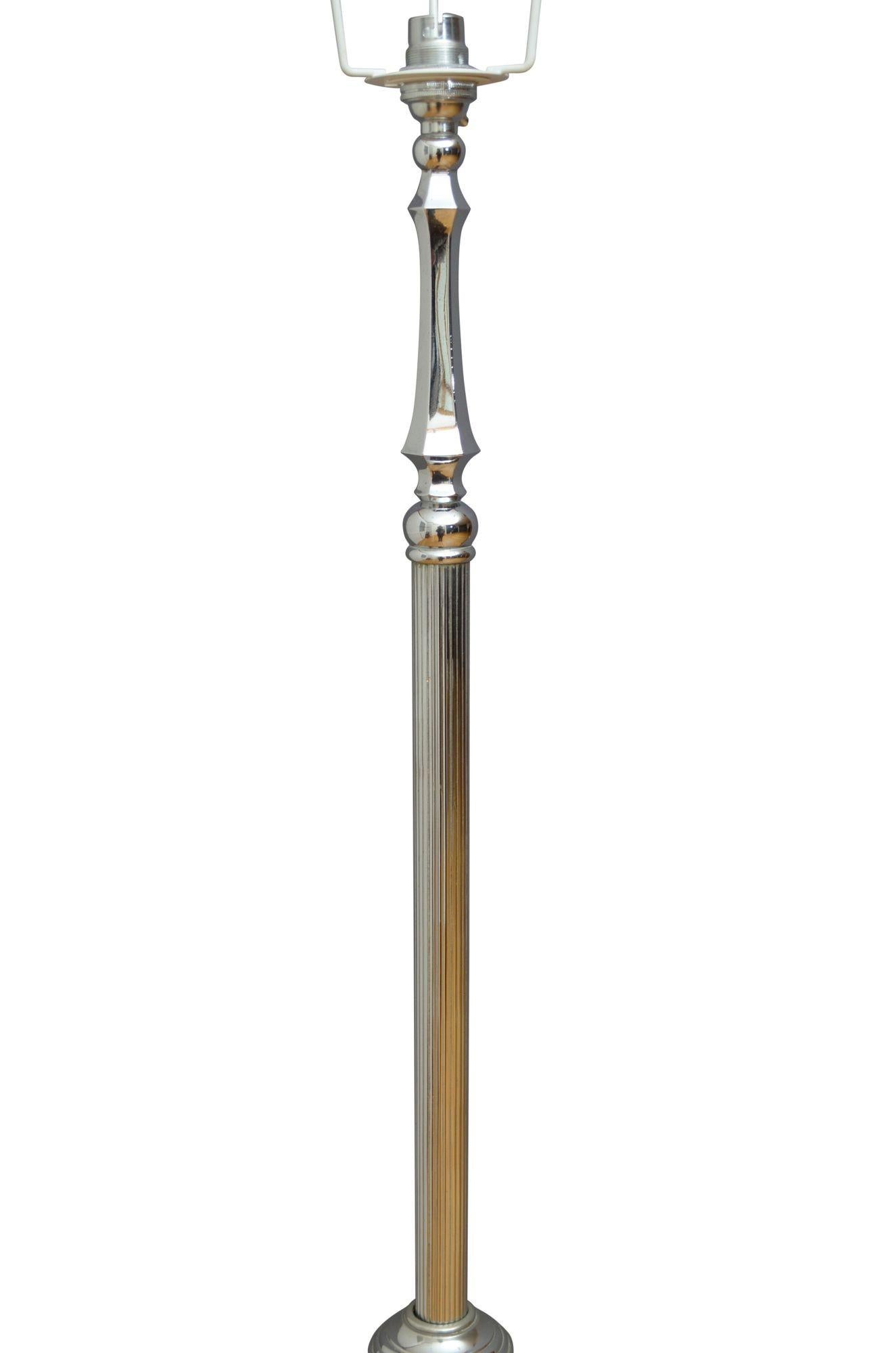 Elegante Lámpara Estándar de Pie Art Decó Cromada siglo XX en venta